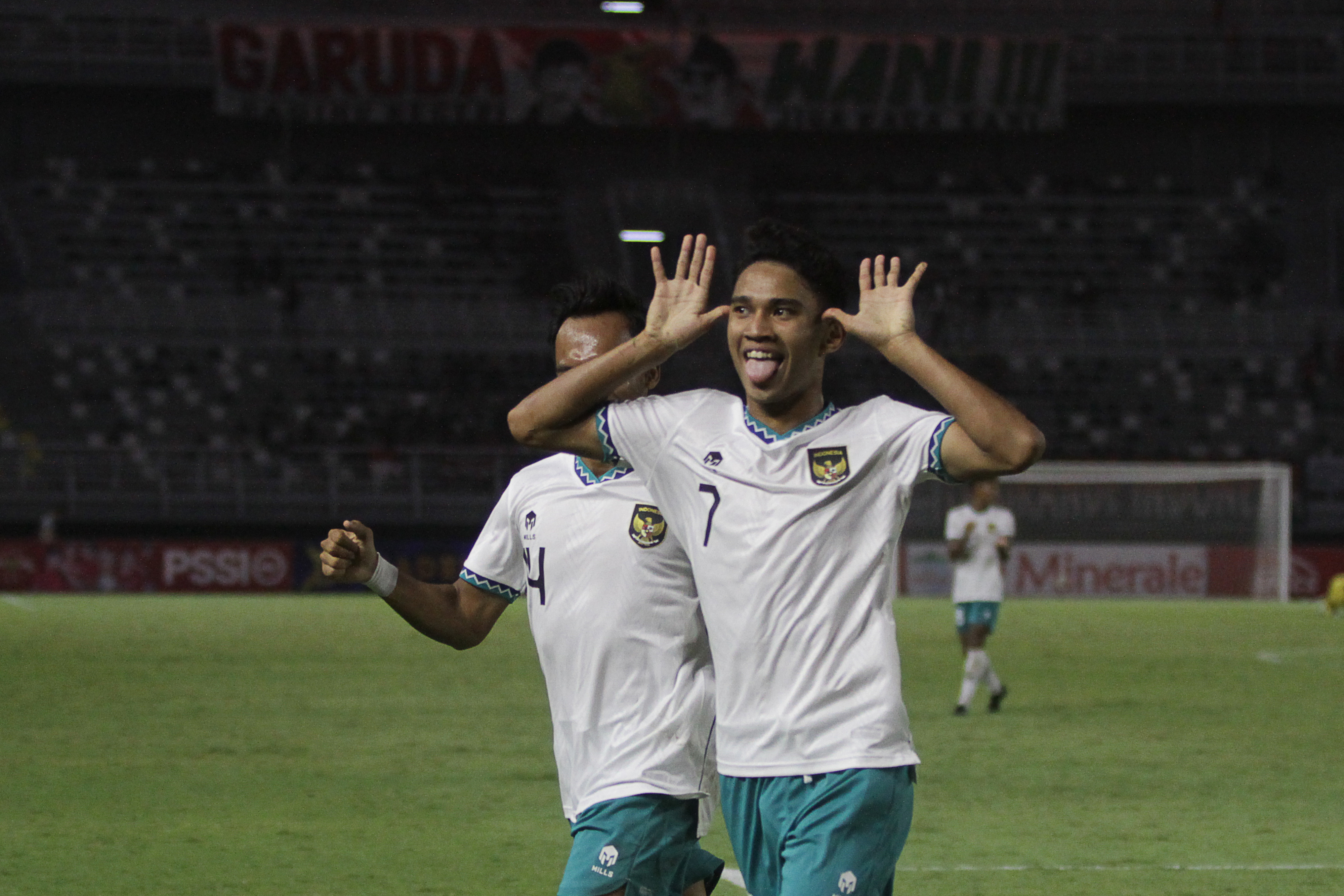 Pemain Timnas Indonesia U-20 Marselino Ferdinan (kanan) melakukan selebrasi usai mencetak gol ke gawang timnas U-20 Hong Kong