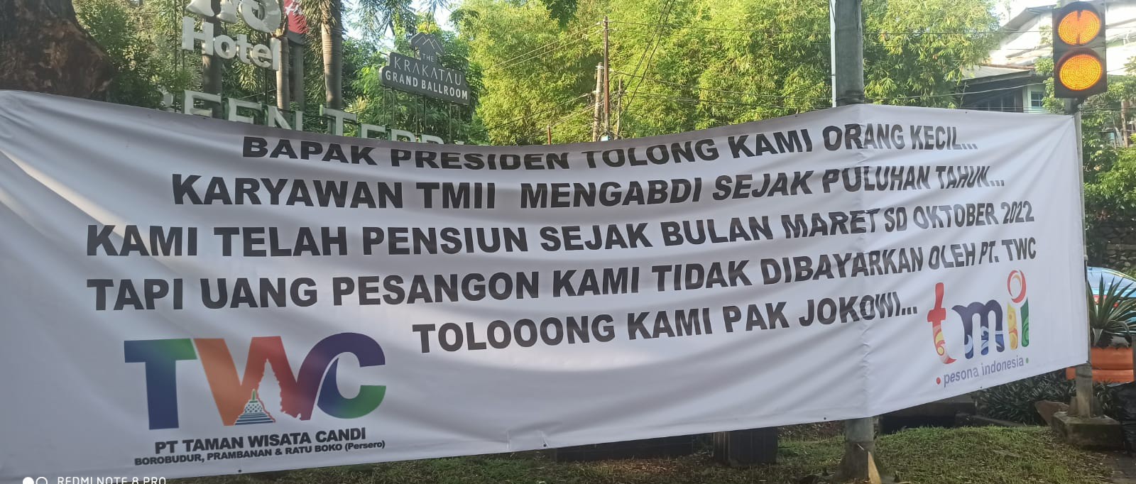Spanduk protes pekerja TMII