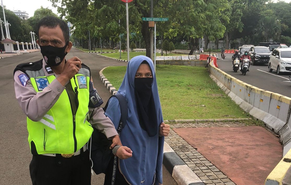 Wanita bercadar bersenjata  senjata api jenis FN berupaya menerobos Istana Merdeka.