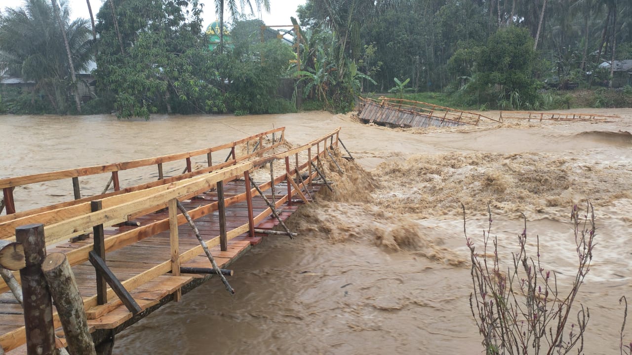 Jembatan terputus akibat banjir terjadi sejak Senin (24/10) akibat tingginya curah hujan di sejumlah wilayah Kalsel.