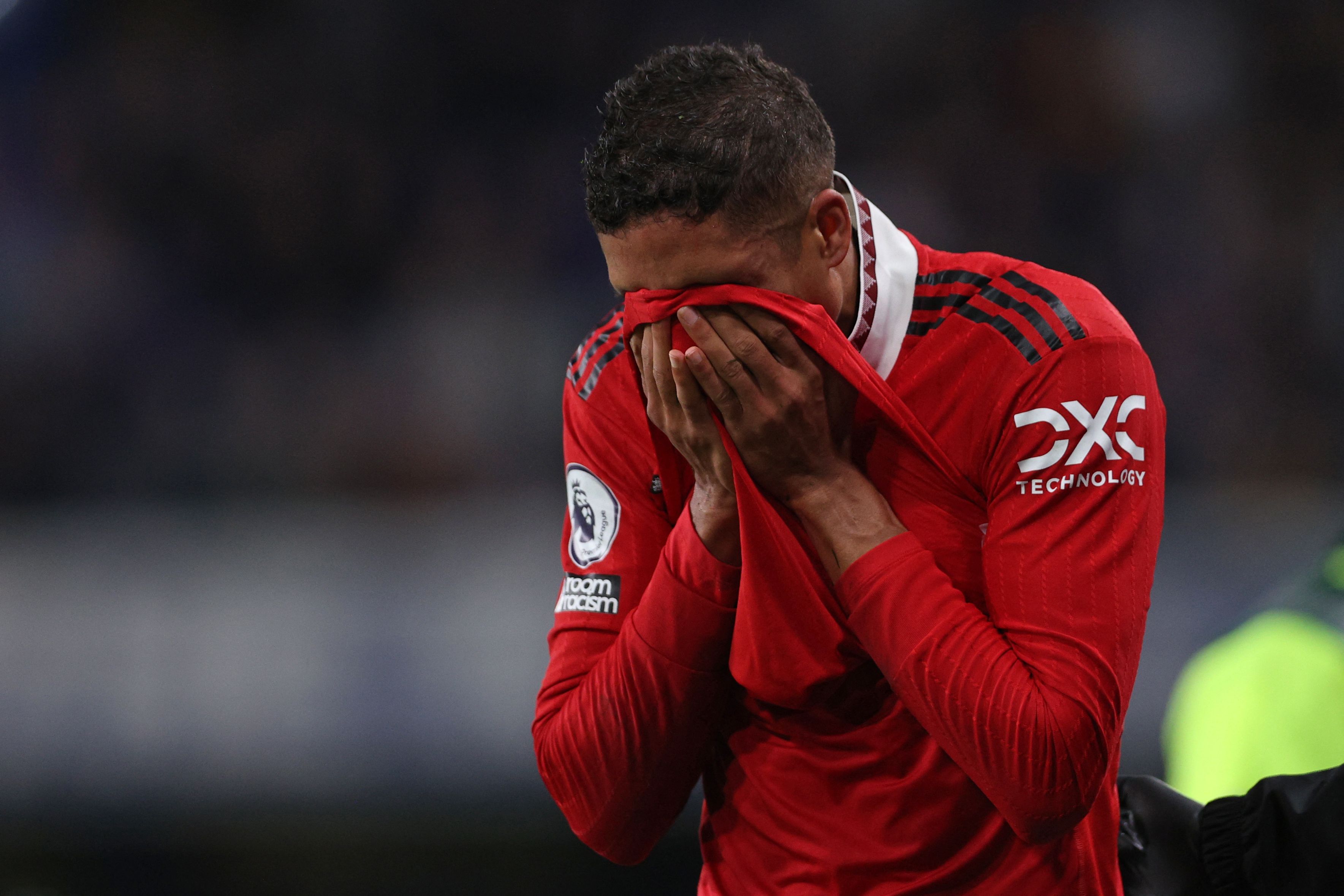 Bek Manchester United Raphael Varane berekasi usai ditarik keluar karena cedera di laga Liga Primer Inggris melawan Chelsea.