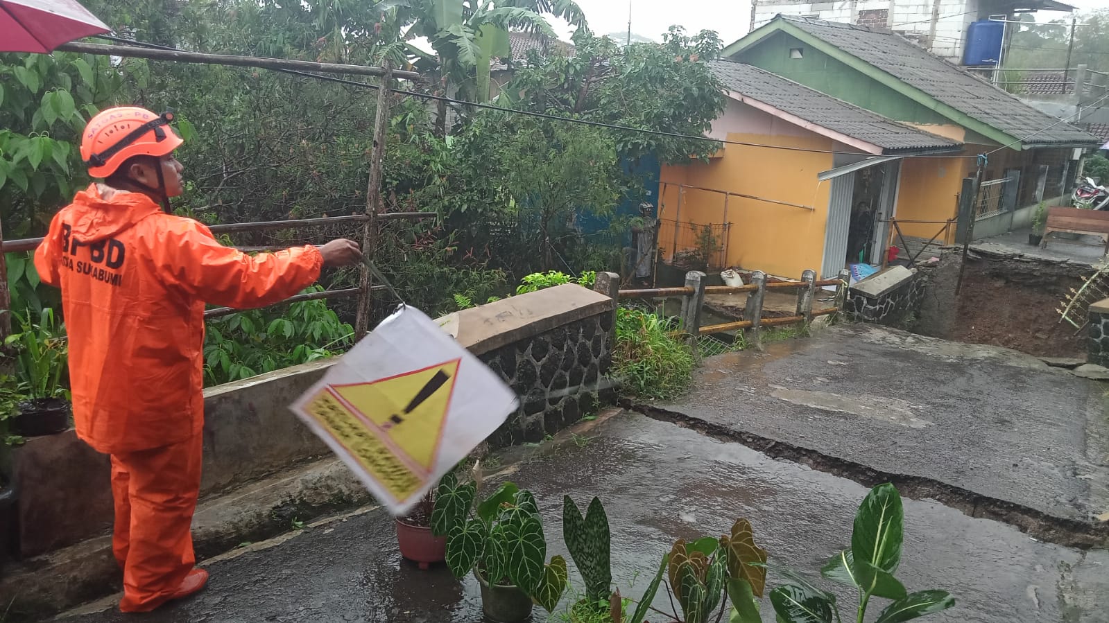 Jembatan di Gang Jayaniti Kampung Babakan Jampang Kelurahan Cisarua Kecamatan Cikole Kota Sukabumi, Jawa Barat, terputus, Jumat (7/10). 