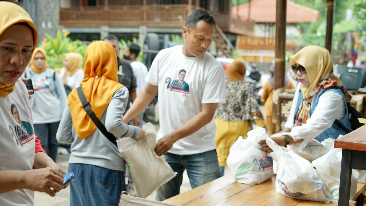 Bazar sembako murah kembali digelar UKM Sahabat Sandi, kali ini kegiatan dilaksanakan di di Cafe Angguran, Bandar Lampung, Kamis (6/10/2022)