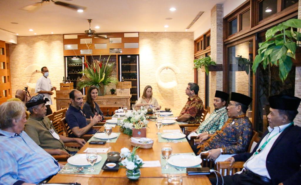 Ketua Umum (Ketum) Pengurus Besar Nahdlatul Ulama (PBNU) KH Yahya Cholil Staquf bertemu dengan sejumlah tokoh bali.