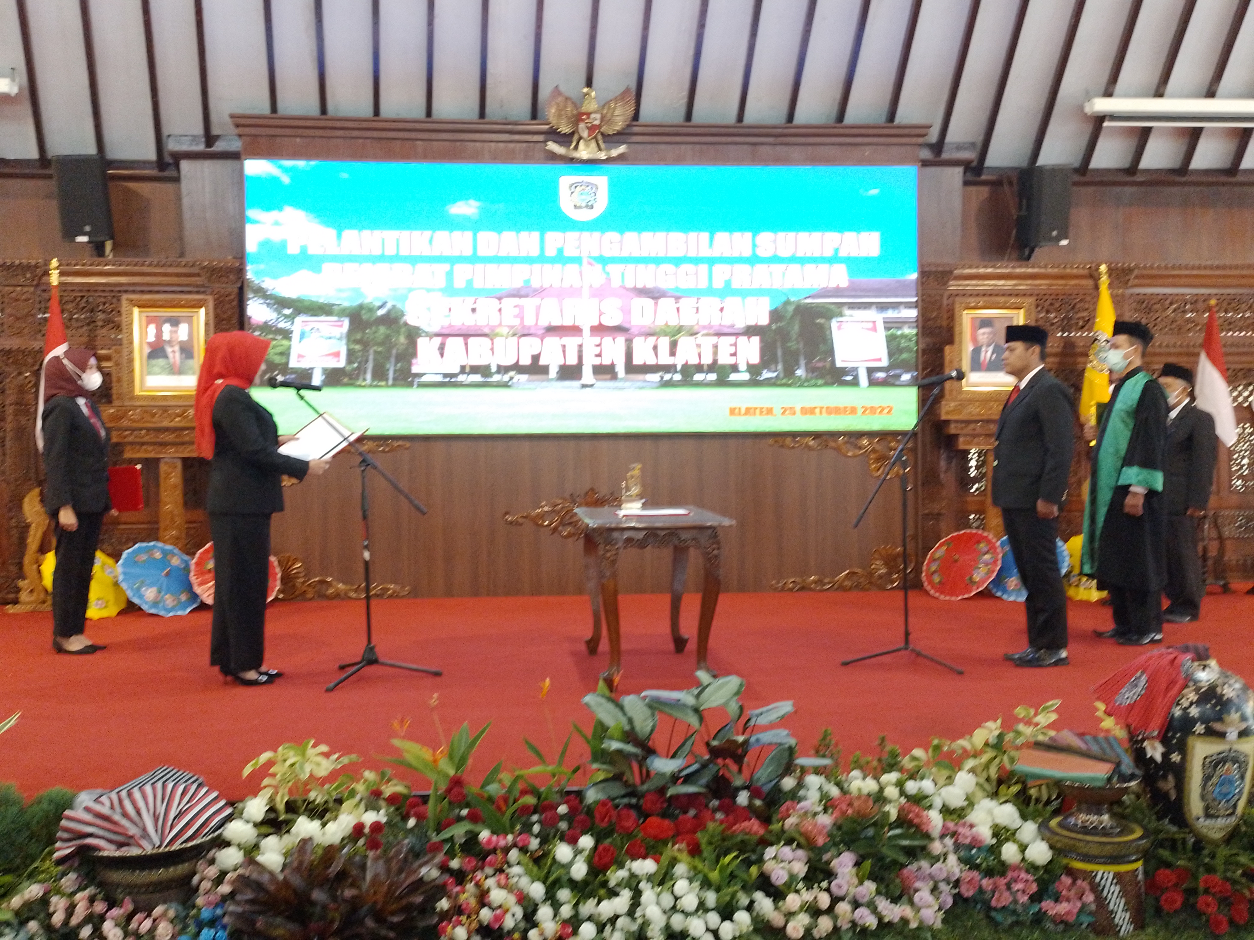 Bupati Klaten Sri Mulyani melantik Jajang Prihatno sebagai sekretaris daerah