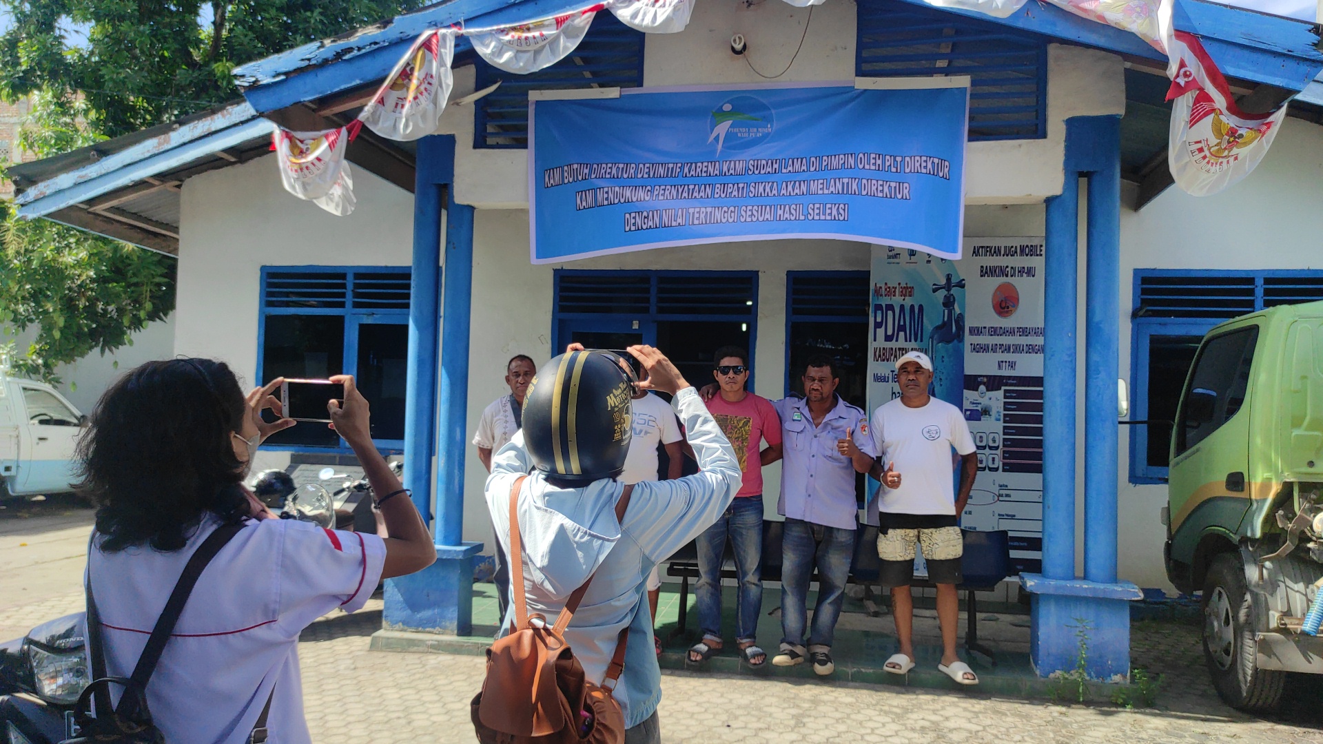 Karyawan PDAM Wair Puan Kabupaten Sikka melakukan penyegelan.