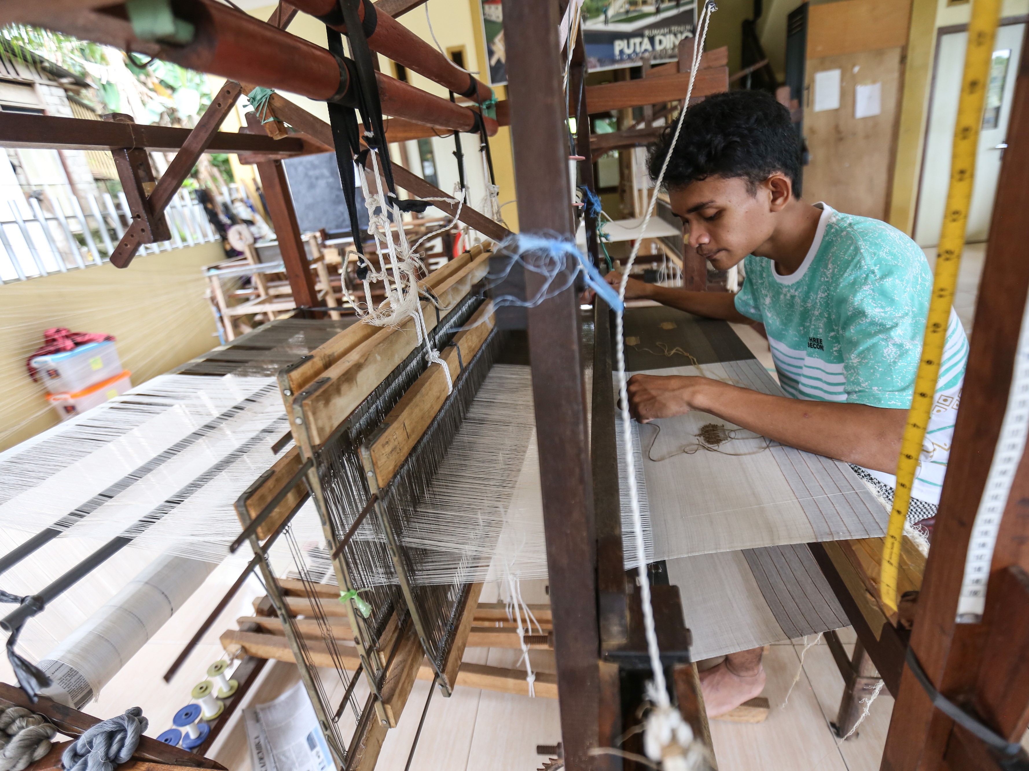 Pekerja menenun kain khas Tidore di Rumah Tenun Puta Dino Kayangan, Kota Tidore Kepulauan, Maluku Utara, Sabtu (15/10/2022).