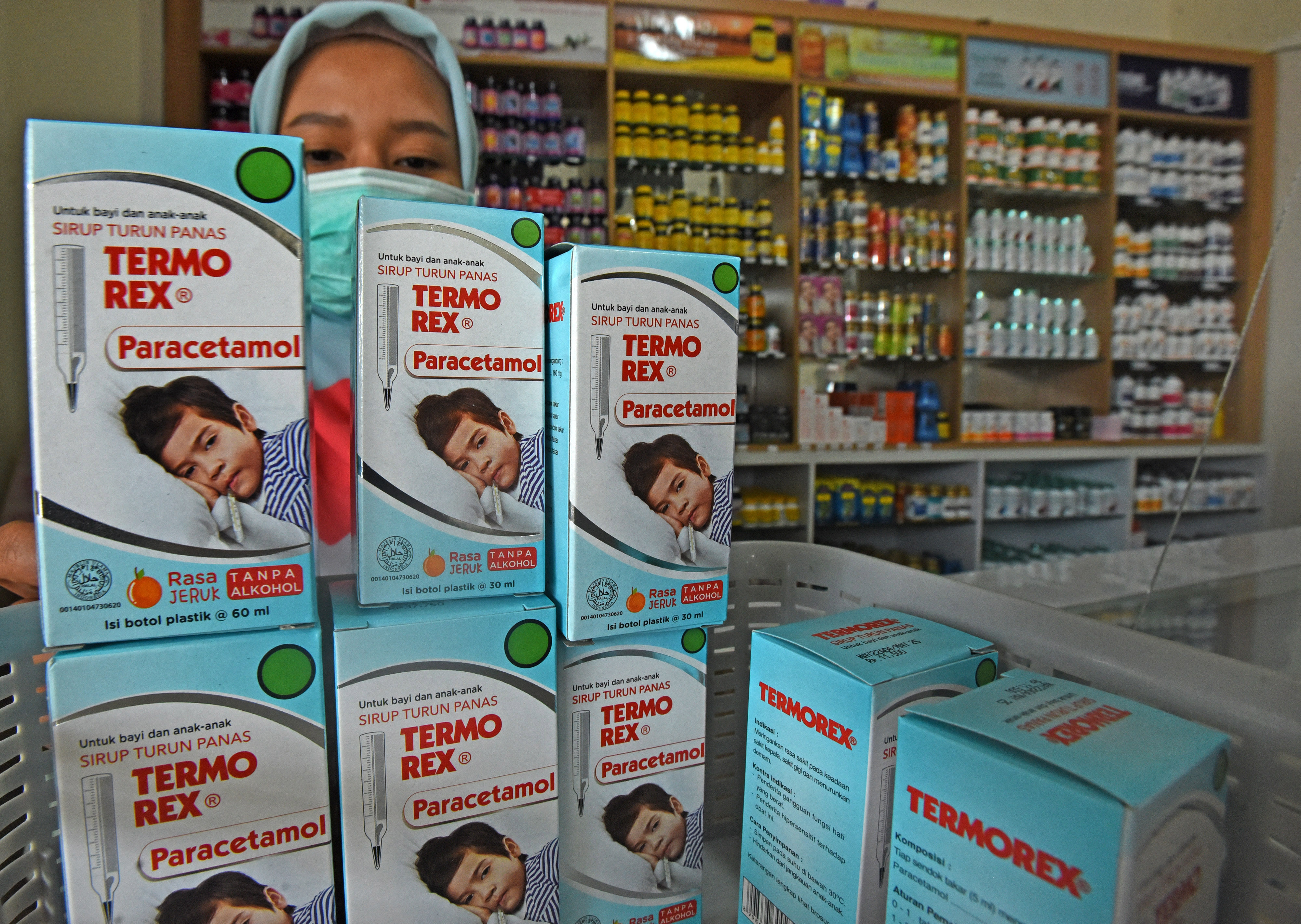 Petugas mengumpulkan sejumlah kemasan obat sirup penurun panas yang dilarang BPOM.