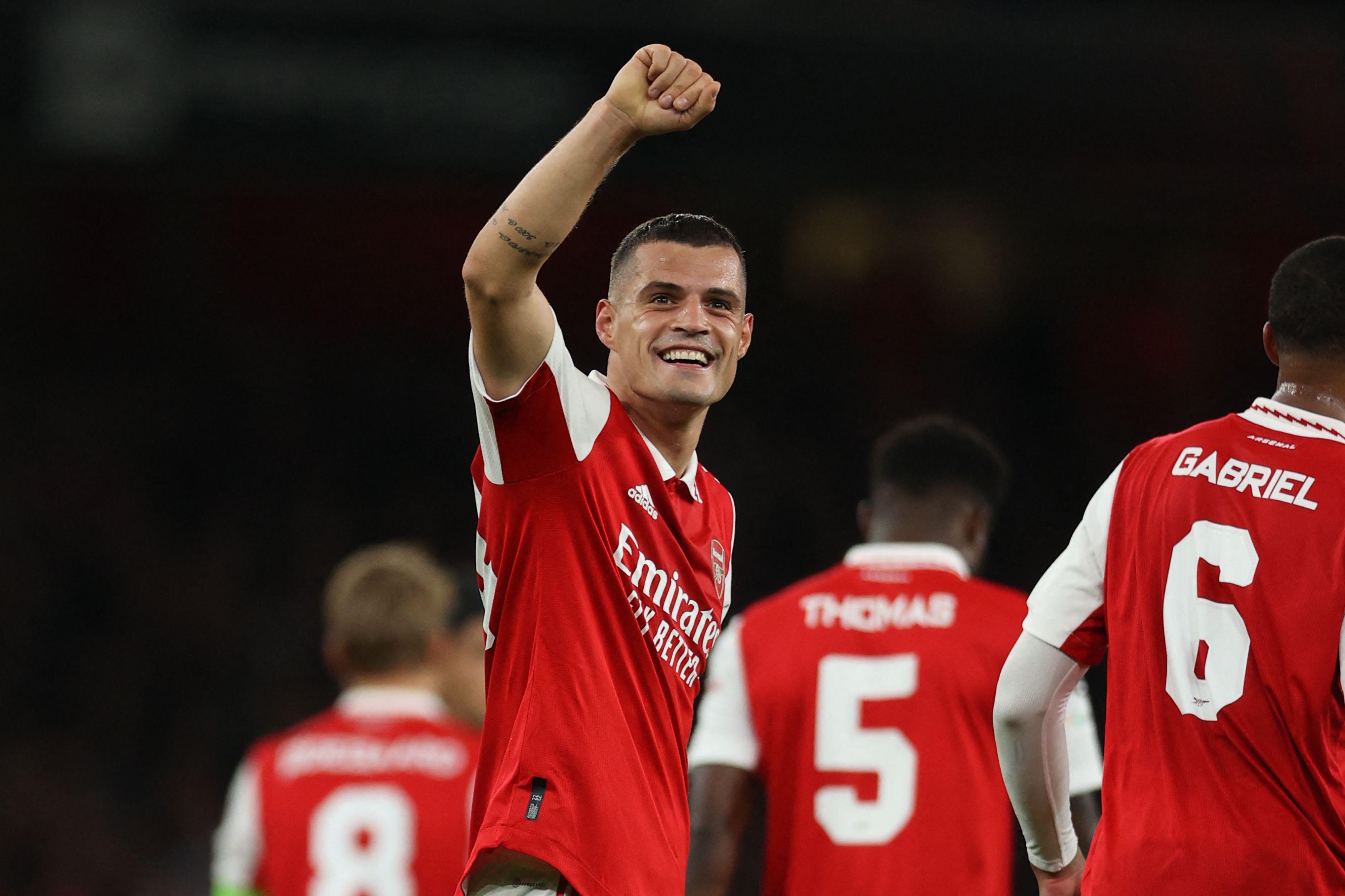 Gelandang Arsenal Granit Xhaka melakukan selebrasi usai mencetak gol ke gawang PSV di laga Liga Europa.