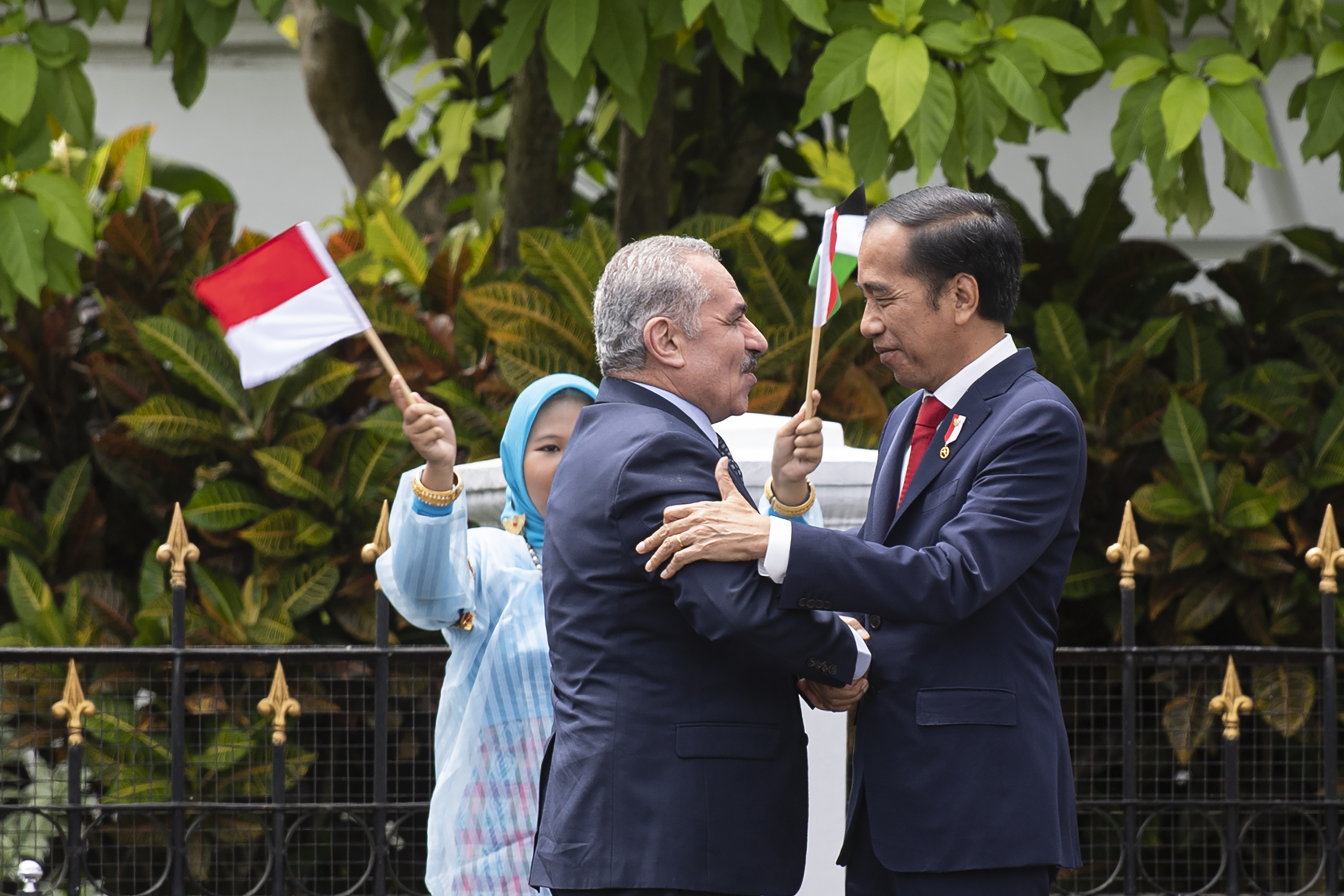Presiden Joko Widodo (kanan) menyambut kedatangan Perdana Menteri Palestina Mohammad IM Shtayyeh