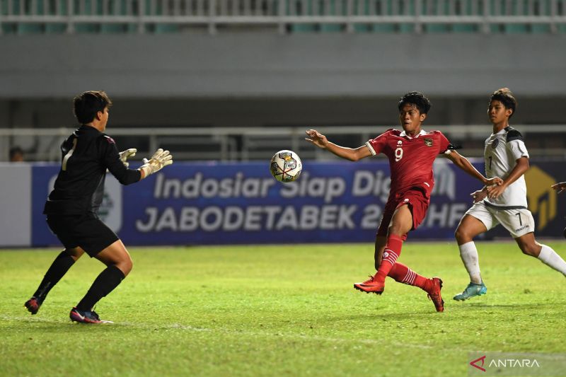Pesepak bola timnas  U-17 Muhammad Rizky (kedua kiri) berusaha mengecoh kiper Tim Nasional U-17 Guam Jacob Toves (kiri)