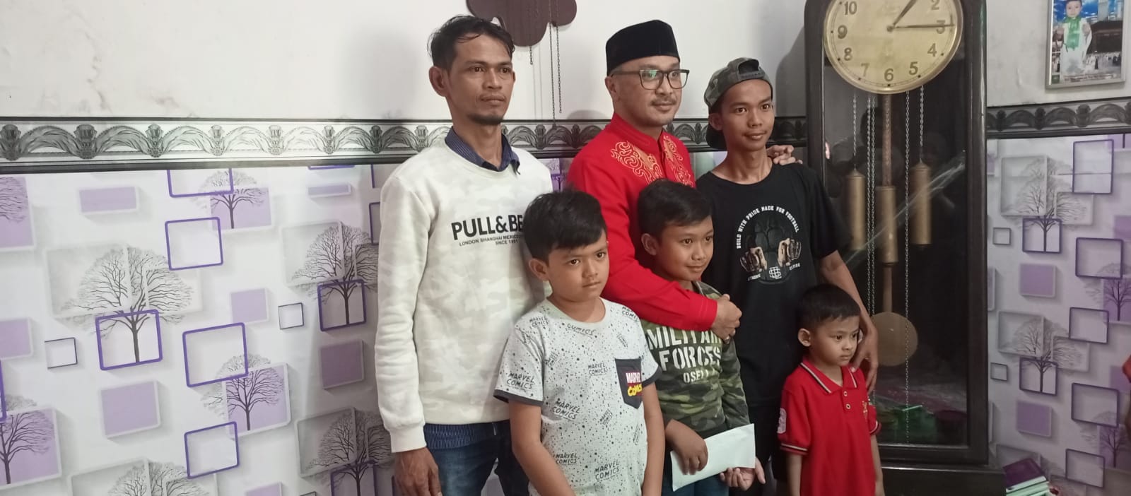 Ketua Umum Partai Solidaritas Indonesia (PSI), Giring Ganesha menemui keluarga korban tragedi kanjuruhan