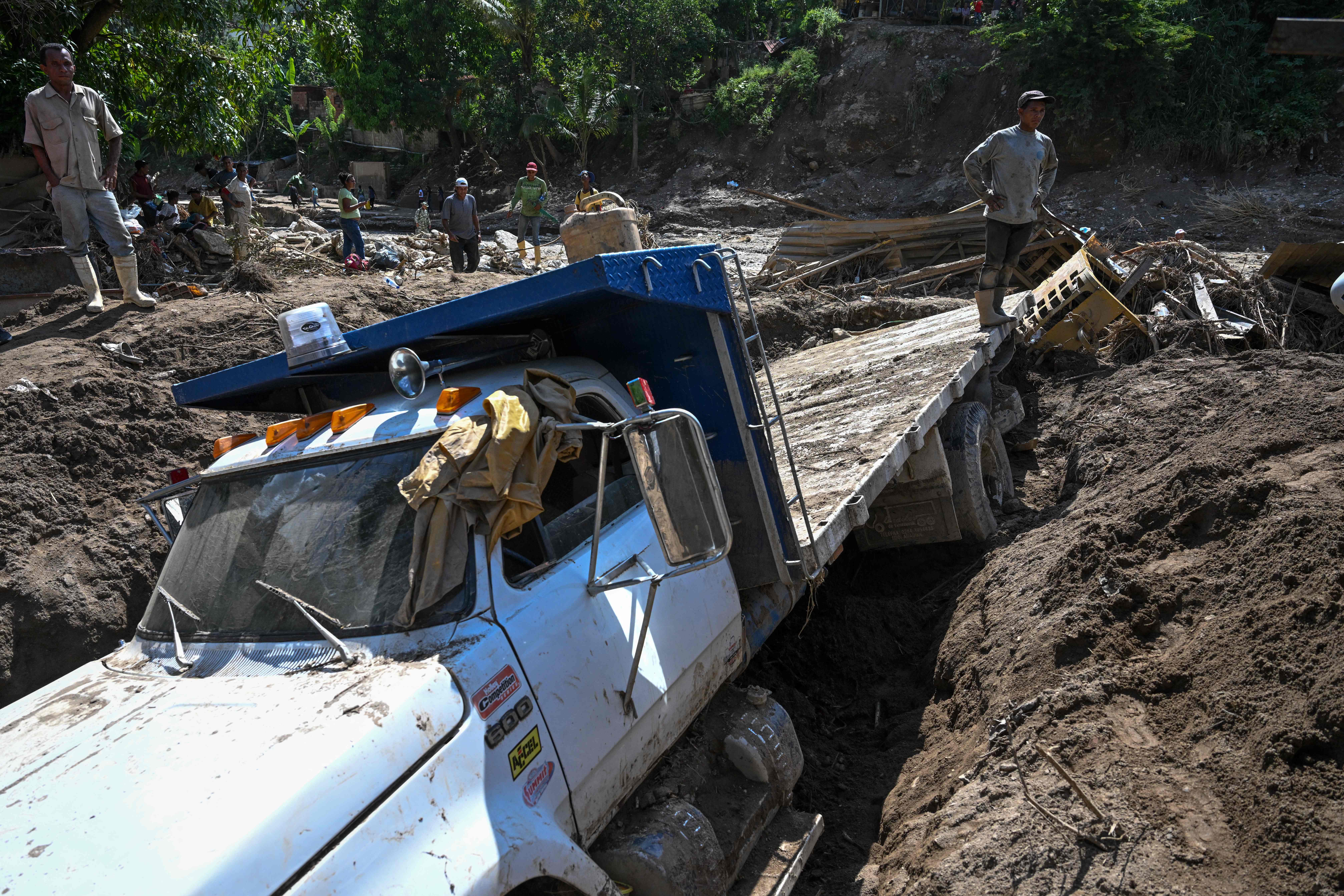 Sebuah truk terhempas karena longsor di Venezuela.