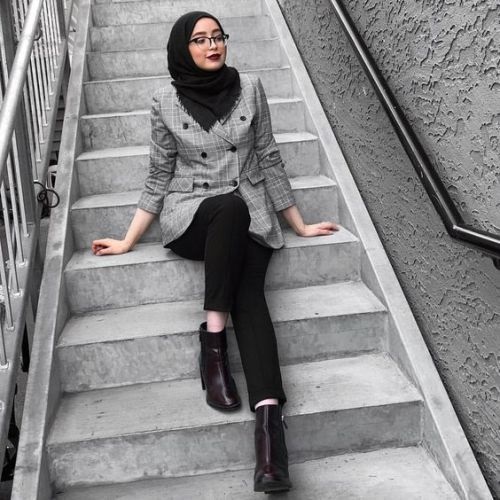 Salah satu pilihan gaya dengan padu padan outer dan sepatu boots