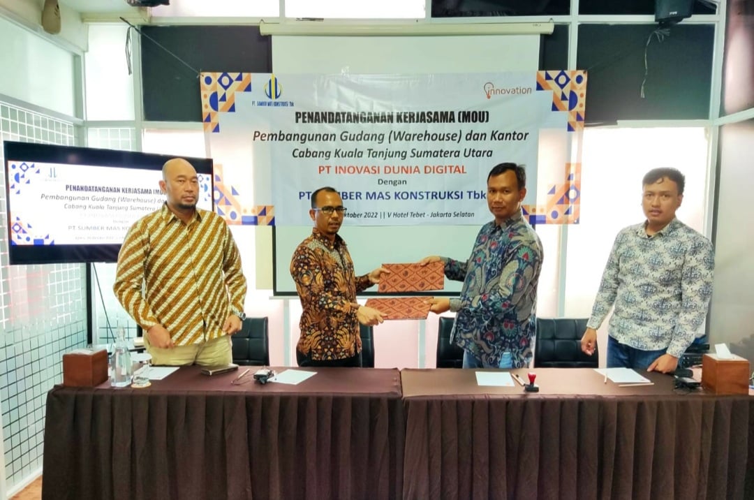 Penandatanganan kerja sama PT Sumber Mas KOnstruksi dengan PT Inovasi Dunia Digtal 