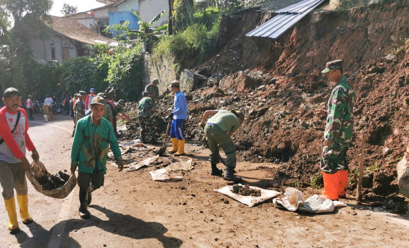 Longsor Tebing Nyaris Putus Akses Jalan Antar-Kecamatan di Bandung Barat