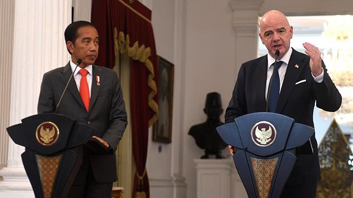 Presiden Joko Widodo (kiri) bersama Presiden Induk Asosiasi Sepak Bola Dunia (FIFA) Gianni Infantino