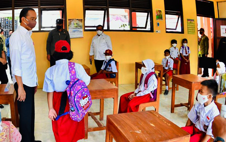 Presiden Joko Widodo meninjau pelaksanaan vaksinasi Covid-19 anak usia 6-11 tahun di SDN 3 Nglinduk, Kabupaten Grobogan, Jawa Tengah.