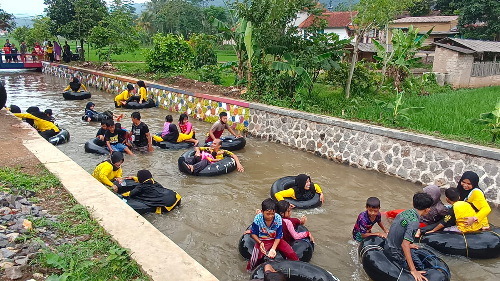 Desa Cikondang Cianjur Manfaatkan Aliran Sungai untuk Wisata Tubing