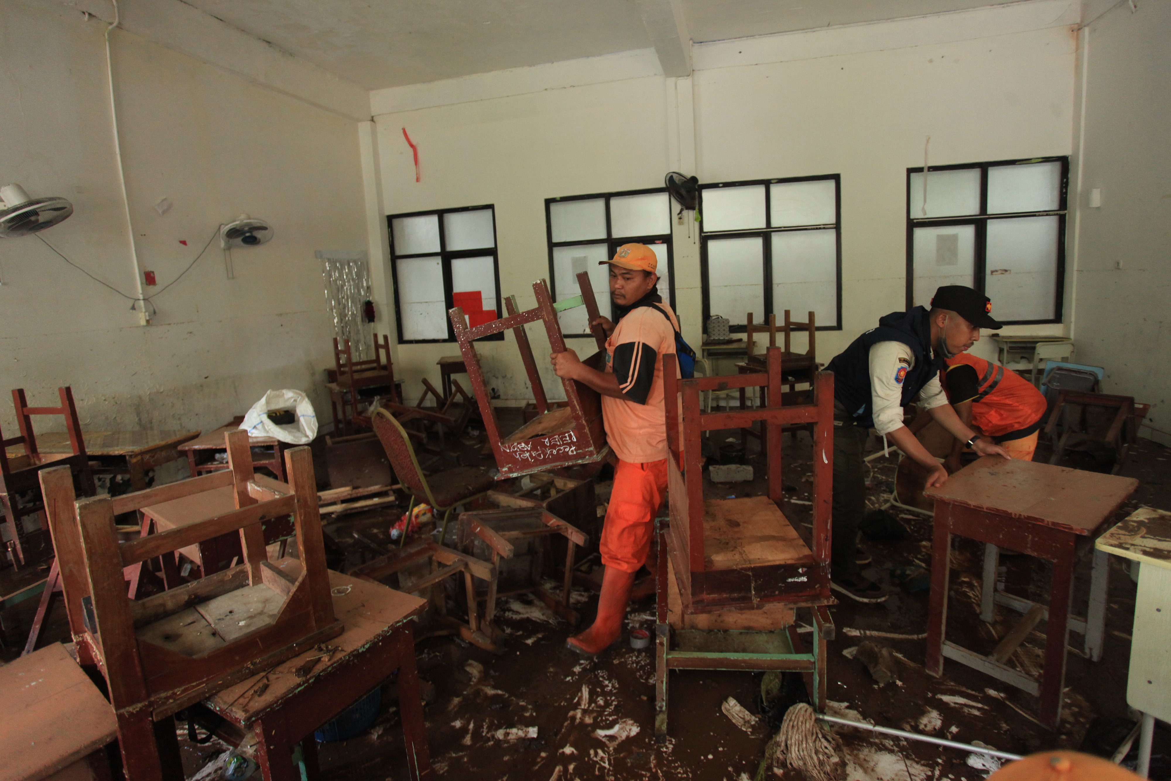 Petugas membersihkan ruangan sekolah di MTSN 19 Pondok Labu, Jakarta