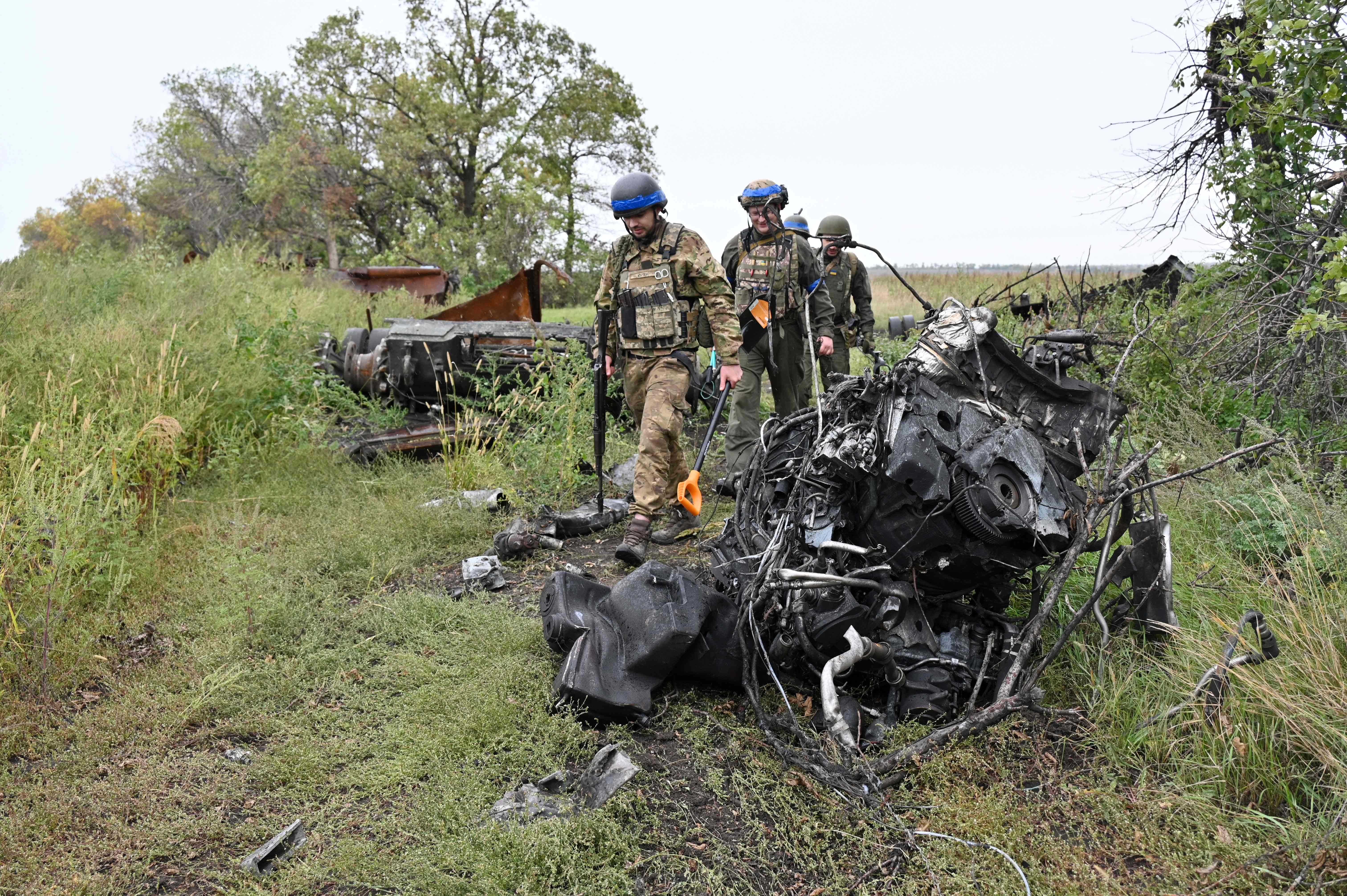 Tentara Ukraina memeriksa sejumlah alat militer yang rusak imbas diserang Rusia.