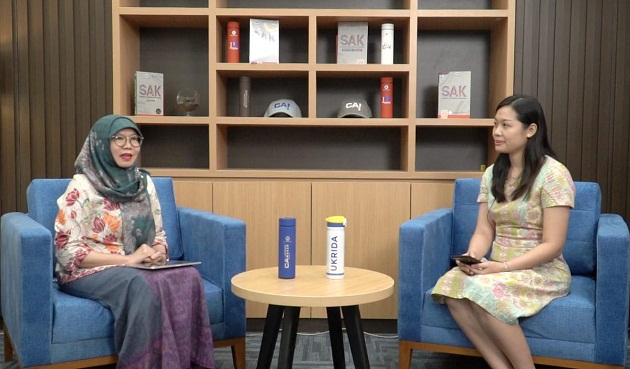 Direktur Eksekutif IAI, Elly Zarni Husin (kiri) dan Ketua Program Studi Akuntansi Ukrida, Diana Frederica (kanan)