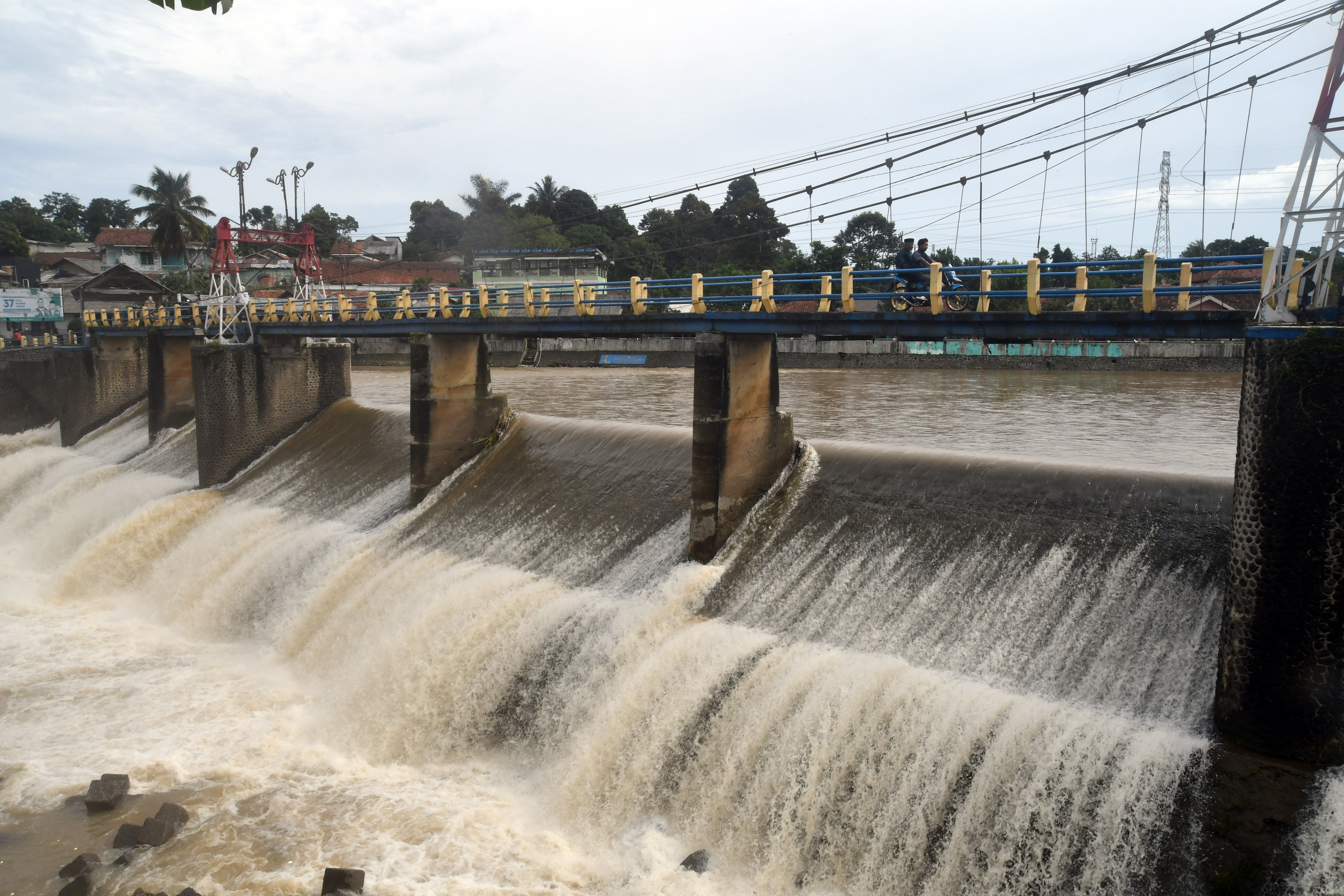 Bendung Katulampa, Bogor, Jawa Barat, dalam status siaga 3, Sabtu (15/10) petang.