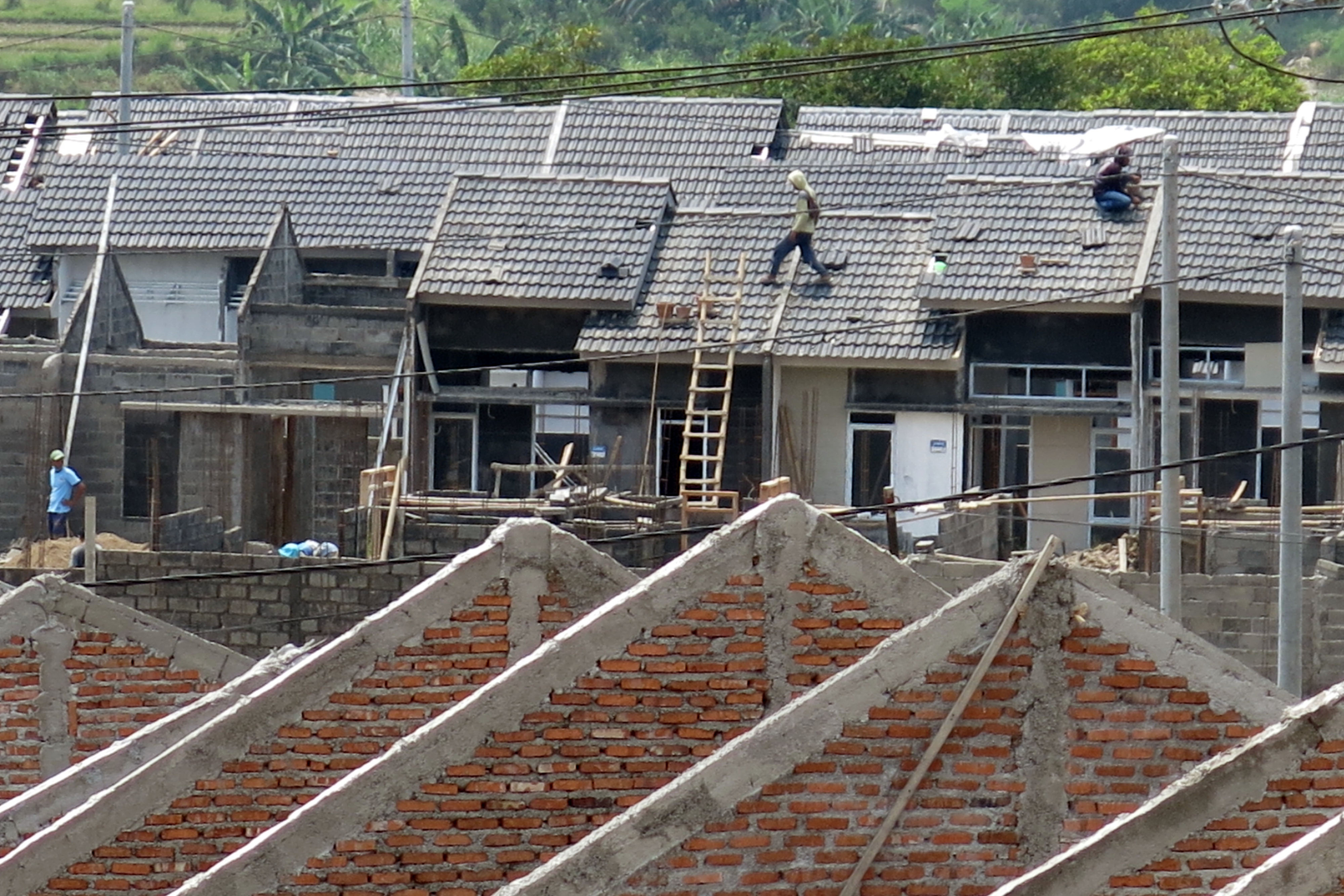 Pekerja menyelesaikan proyek pembangunan perumahan subsidi di Kabupaten Bogor.