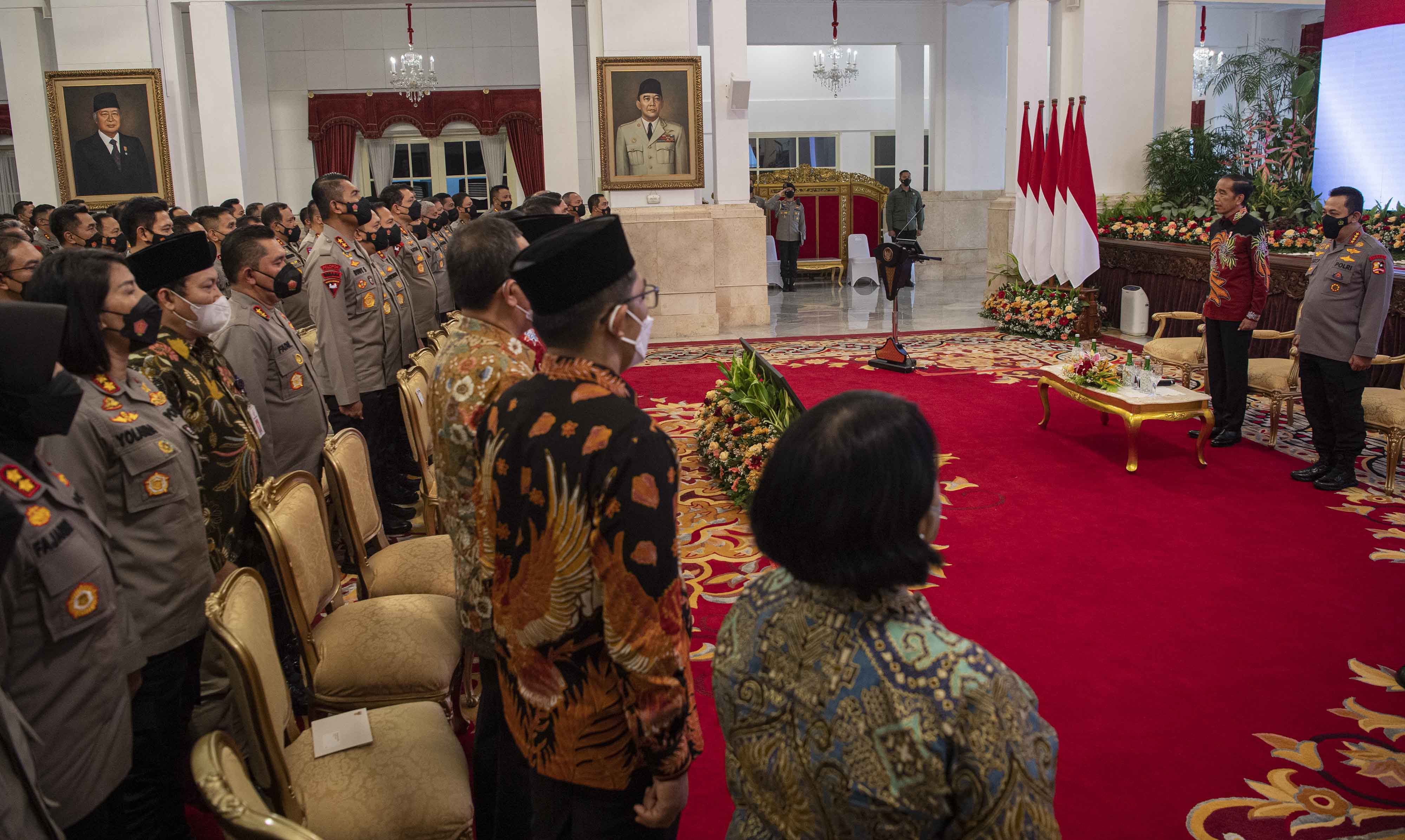 Presiden Joko Widodo (kedua kanan) didampingi Kapolri Jenderal Pol Listyo Sigit Prabowo (kanan)