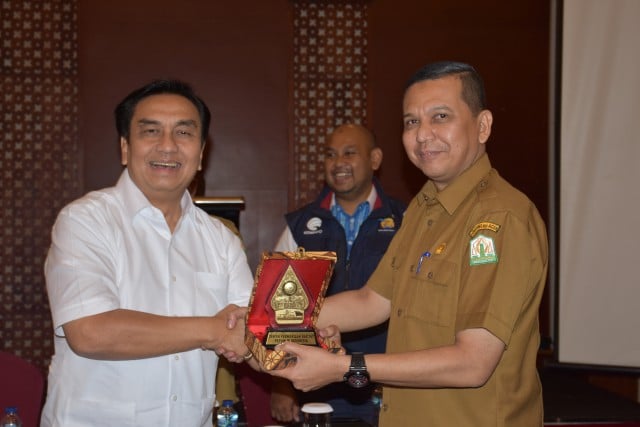 Anggota Komisi I DPR RI Effendi Simbolon saat bertukar cenderamata usai Kunjungan Kerja Komisi I DPR RI di Aceh, Senin (10/10).
