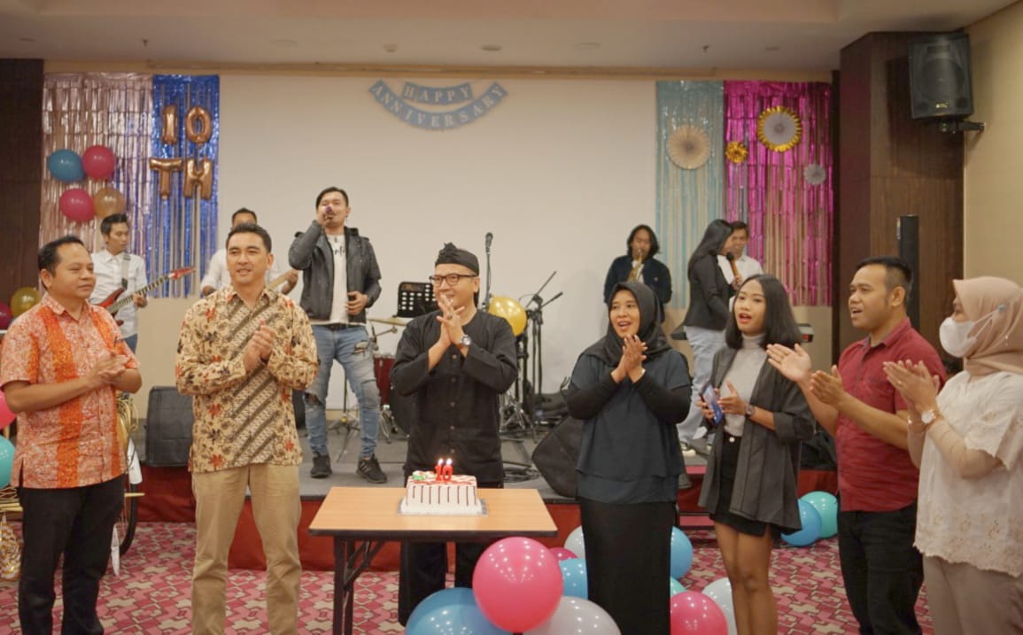 Suasana gembira perayaan 10 tahun hari jadi Favehotel Braga Bandung