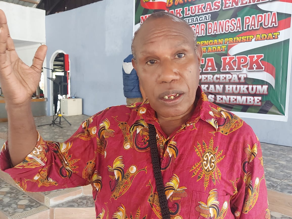  Ketua Suku Besar Wikaya, Herman Yoku yang juga menjadi Anggota Majelis Rakyat Papua (MRP).
