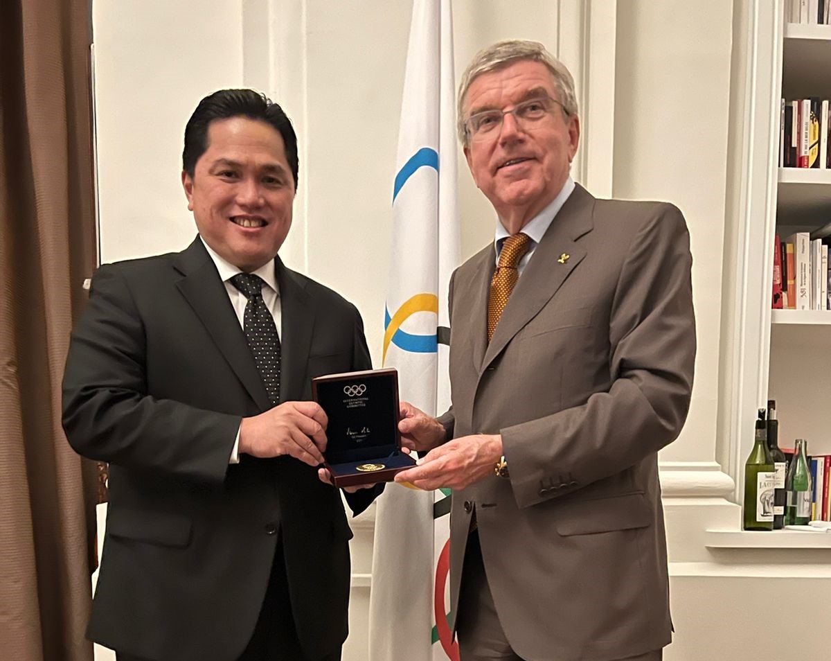 Erick Thohir (kiri) dan Presiden IOC Thomas Bach