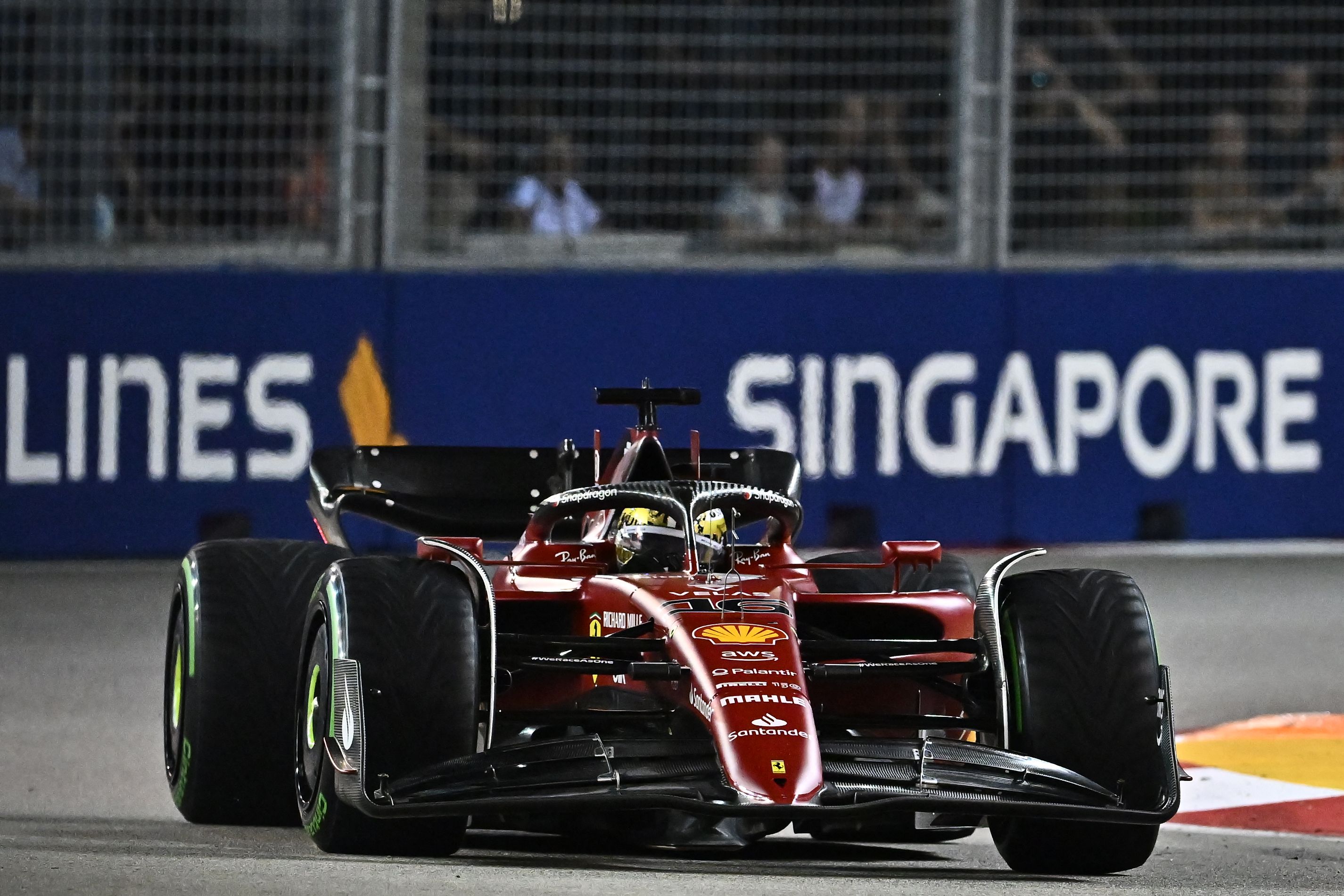 Pembalap Ferrari, Charles Leclerc merebut pole position GP Singapura setelah menjadi yang tercepat di babak kualifikasi, Sabtu (1/10).
