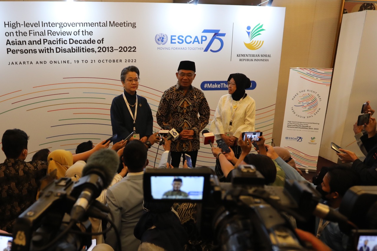 Menko PMK Muhadjir (tengah) berbicara saat pembukaan pertemuan tingkat tinggi negara-negara Asia Pasifik (ESCAP) di Jakarta, Rabu (19/10).