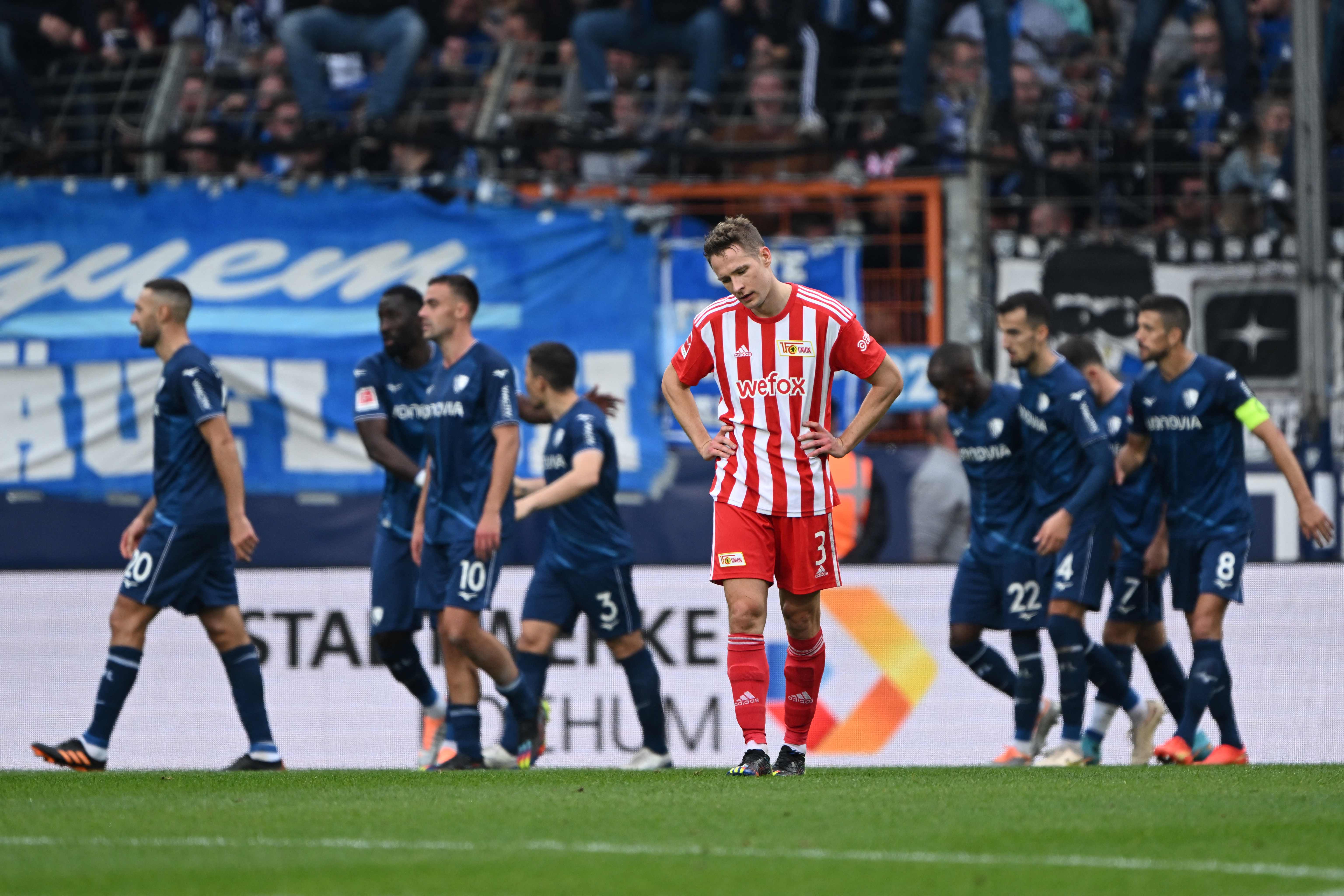 Bek Union Berlin Paul Jaeckel (tengah) bereaksi usai golnya kebobolan dalam laga Bundesliga melawan Bochum.