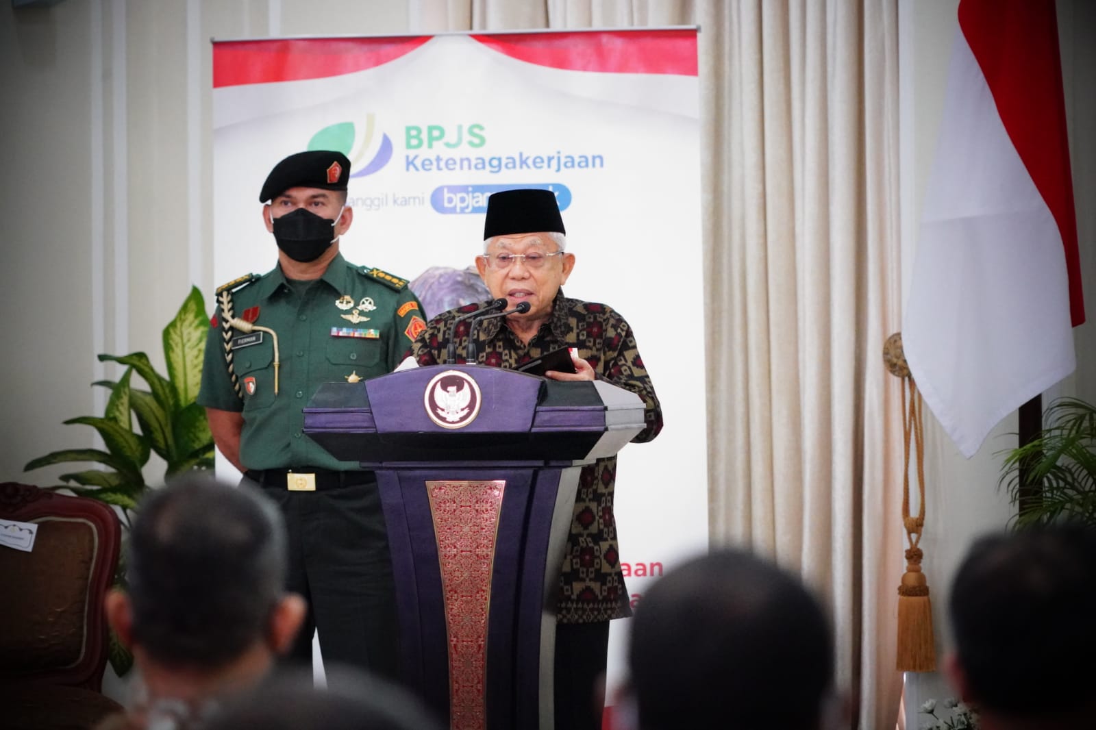 Wapres) Ma’ruf Amin secara resmi mencanangkan Gerakan Nasional Perlindungan Pekerja Rentan di Jakarta, Kamis (27/10).