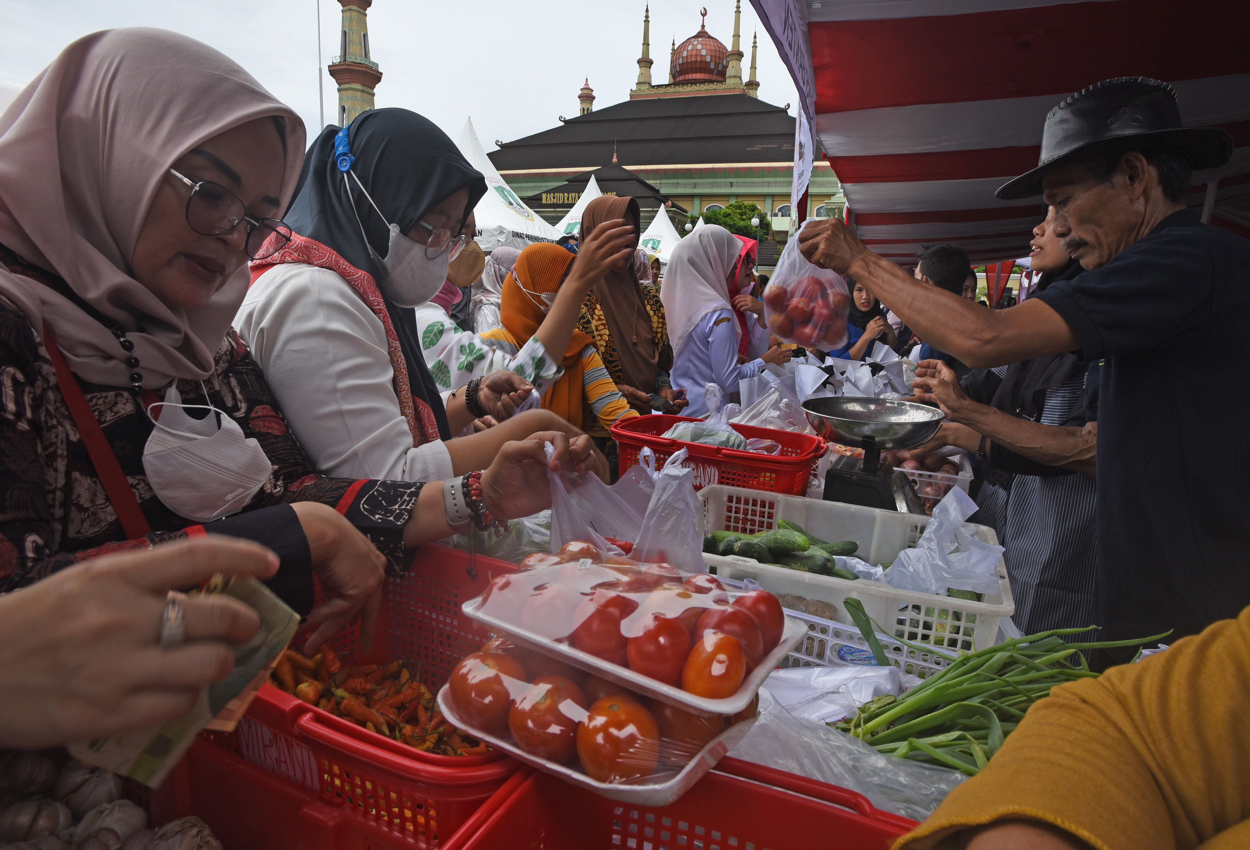 Pemerintah menggelar operasi pasar untuk menekan harga barang dan mencegah inflasi