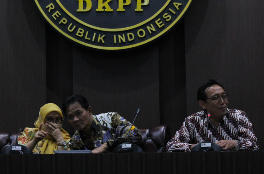 Ketua DKPP periode 2022-2027 Heddy Lugito (tengah) bersama dengan Anggota DKPP Ratna Dewi Pettalolo (kiri) di Gedung DKPP,Jakarta.