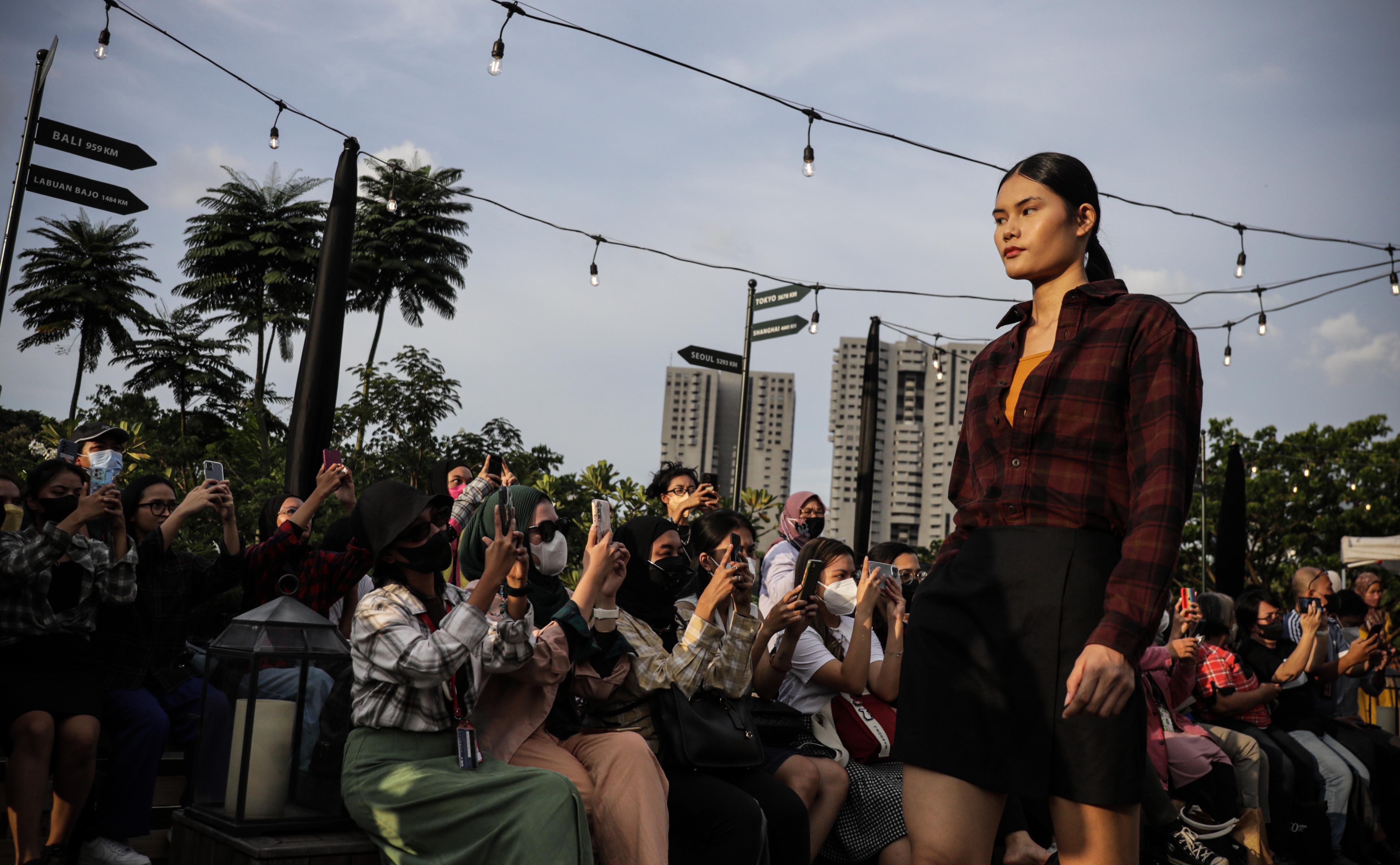 Seorang model memperagakan busana produk UNIQLO