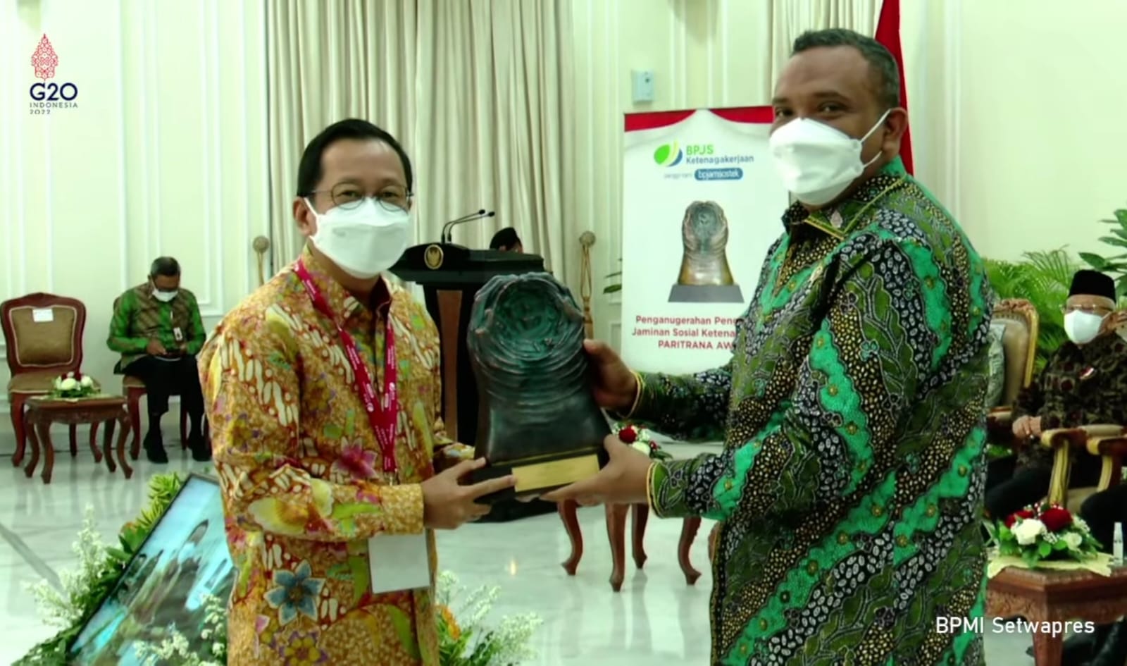 Penyerahan penghargaan oleh Wakil Menteri Ketenagakerjaan Afriansyah Noor kepada Direktur Utama Tjiwi Kimia Suhendra Wiriadinata