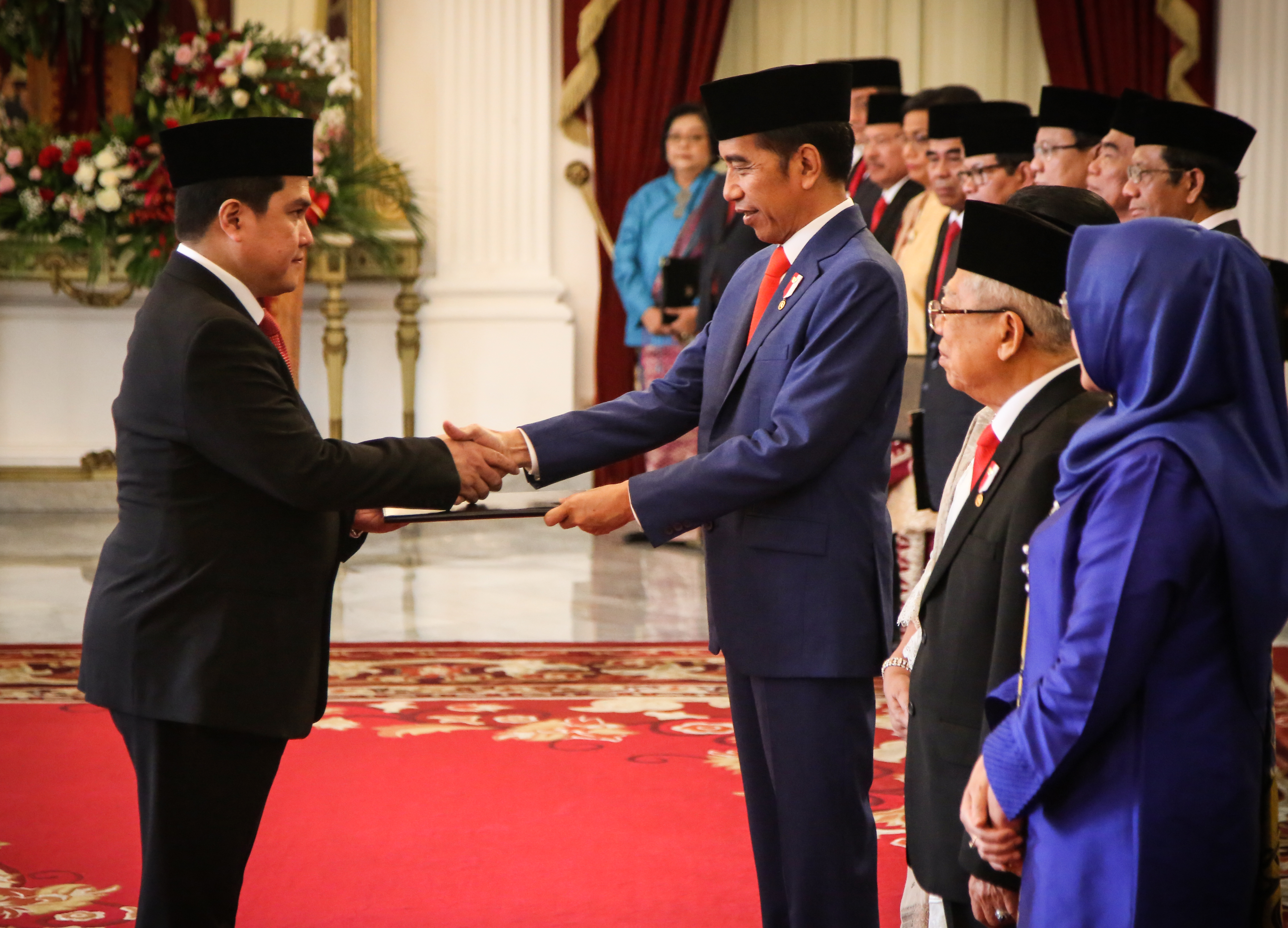 Menteri BUMN Erick Thohir (kiri) dan Presiden Joko Widodo