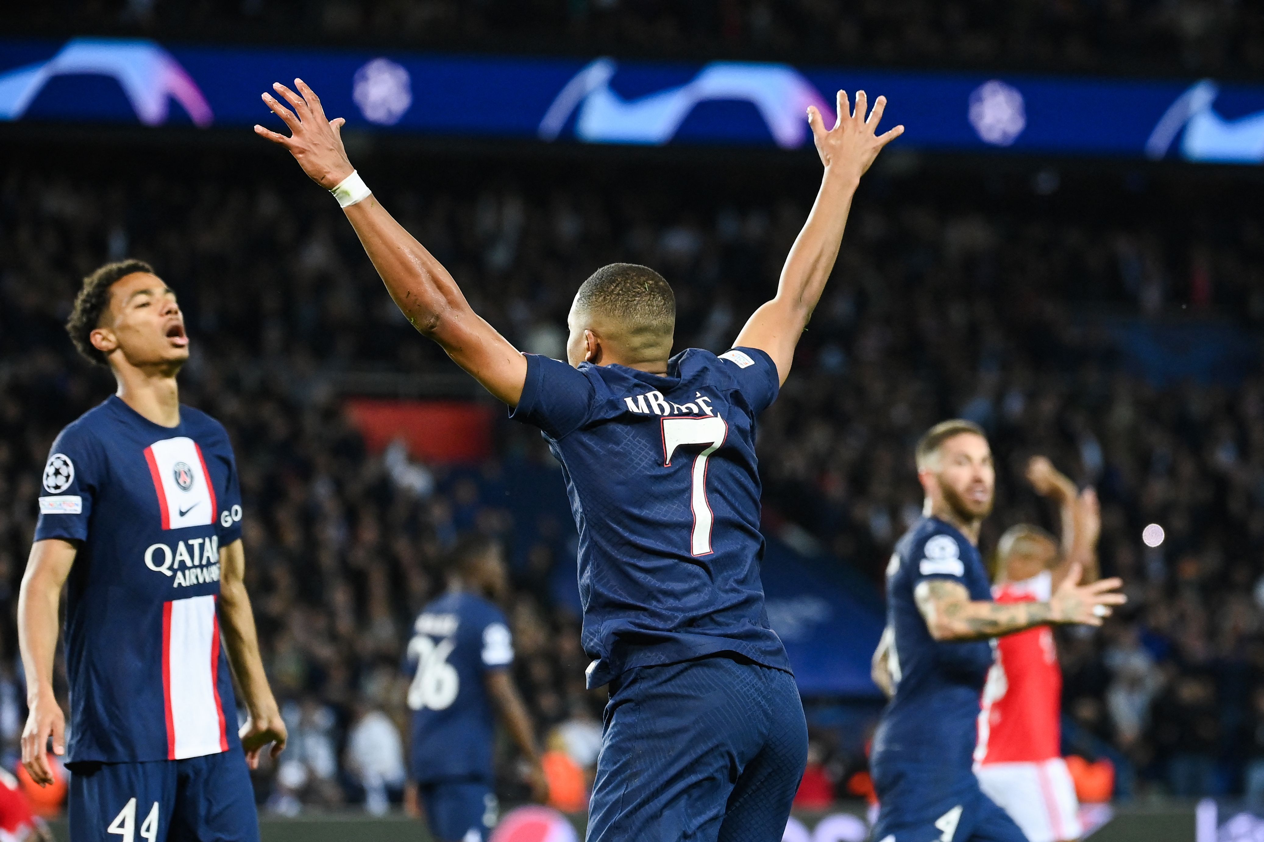 Selebrasi penyerang PSG Kylian Mbappe (tengah) saat menjebol gawang SL Benfica pada laga Grup H Liga Champions, Selasa (11/10). 