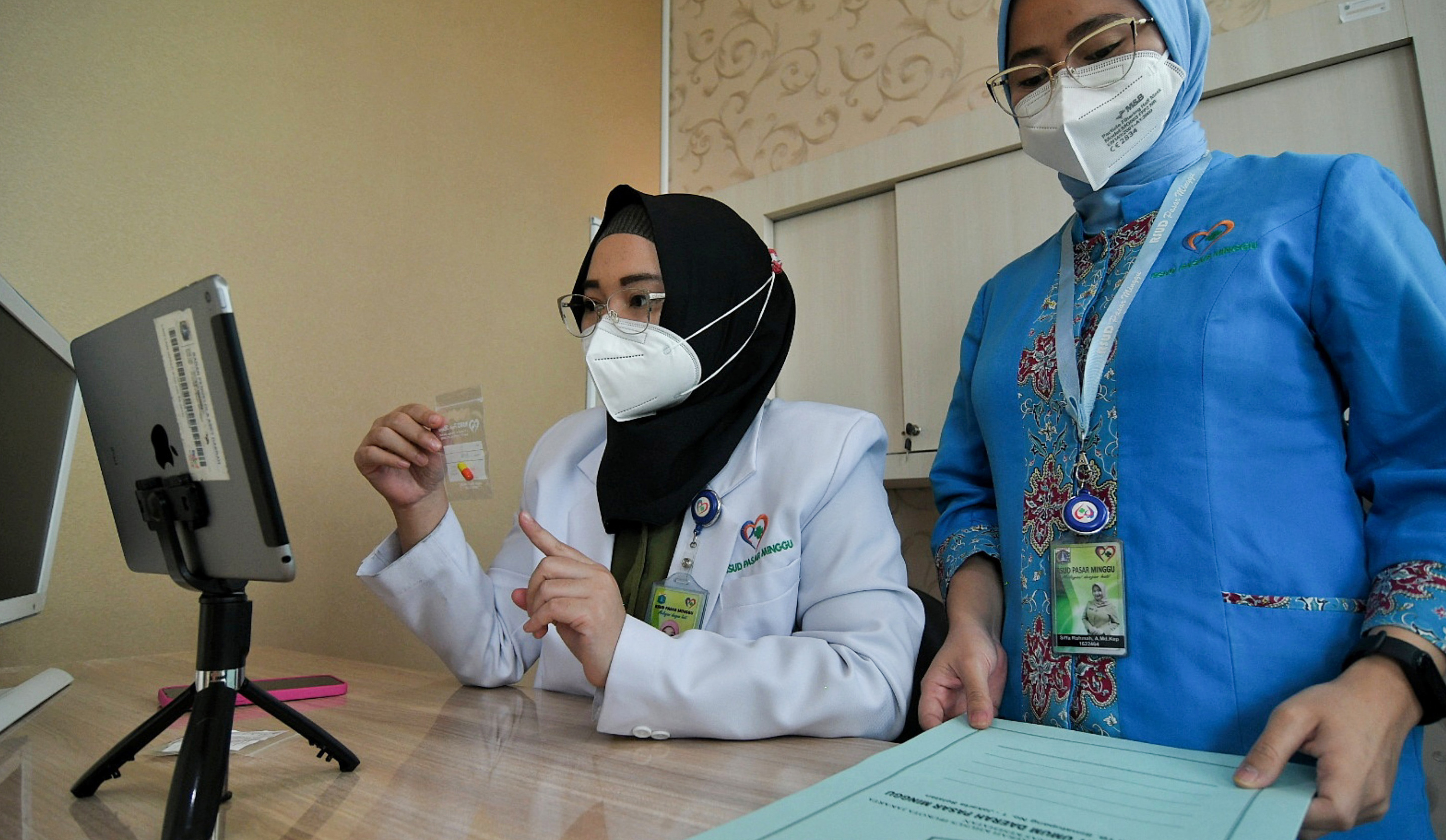 Dokter sedang memberikan konsultasi jarak jauh (telemedisin) pada pasien umum di RSUD Pasar Minggu, Jakarta.