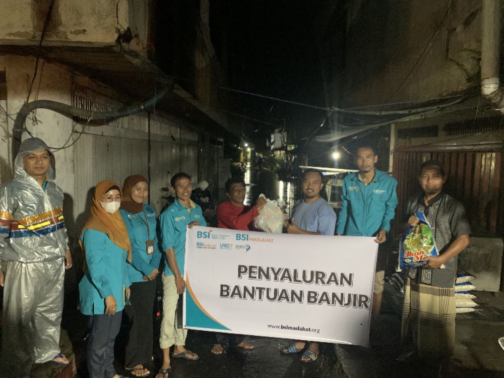 Penyerahan bantuan kepada penyintas banjir di Pangkalan Bun, Kalimantan tengah