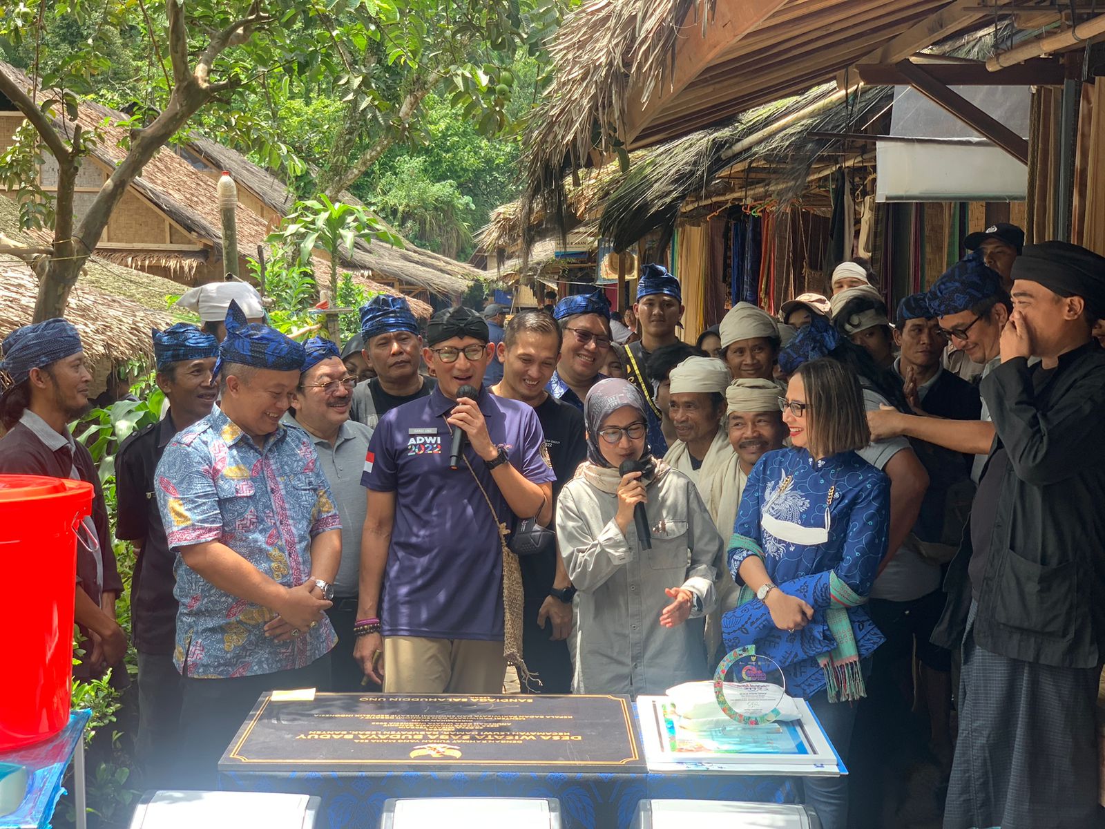 Menparekraf Sandiaga Salahuddin Uno menyambangi Desa Kanekes Saba Budaya Baduy (Baduy luar) yang terletak di Leuwidamar, Lebak, Banten.