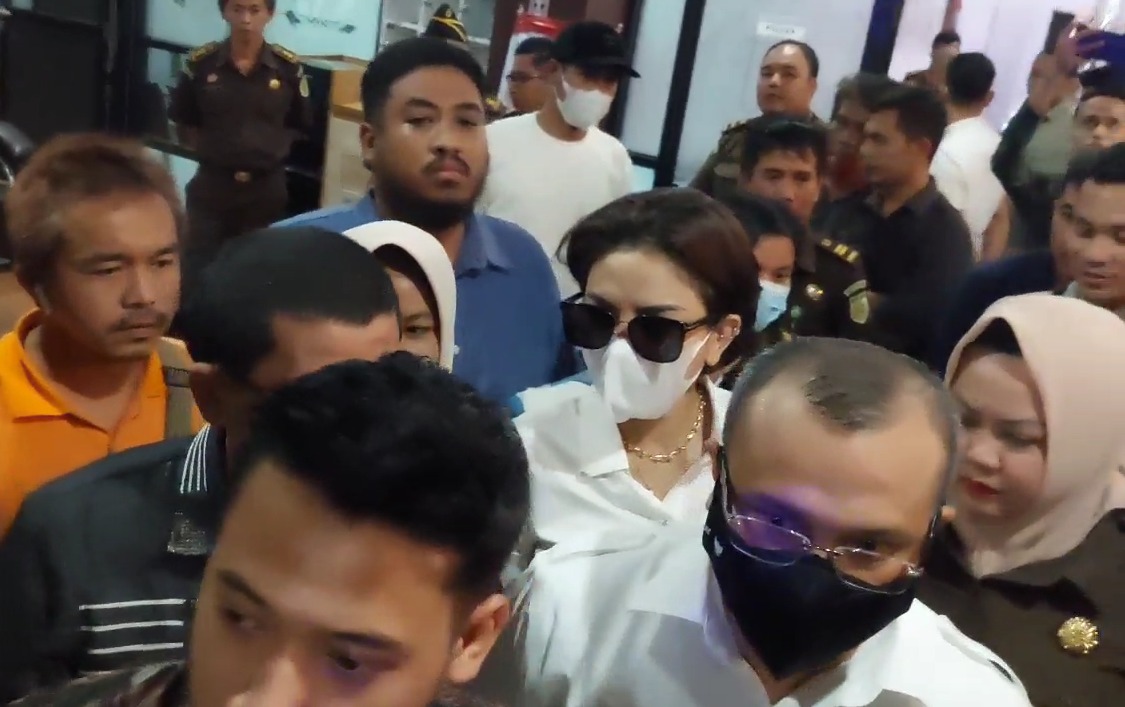 Sempat Menolak dan Melawan, Nikita Mirzani Akhirnya Resmi Ditahan