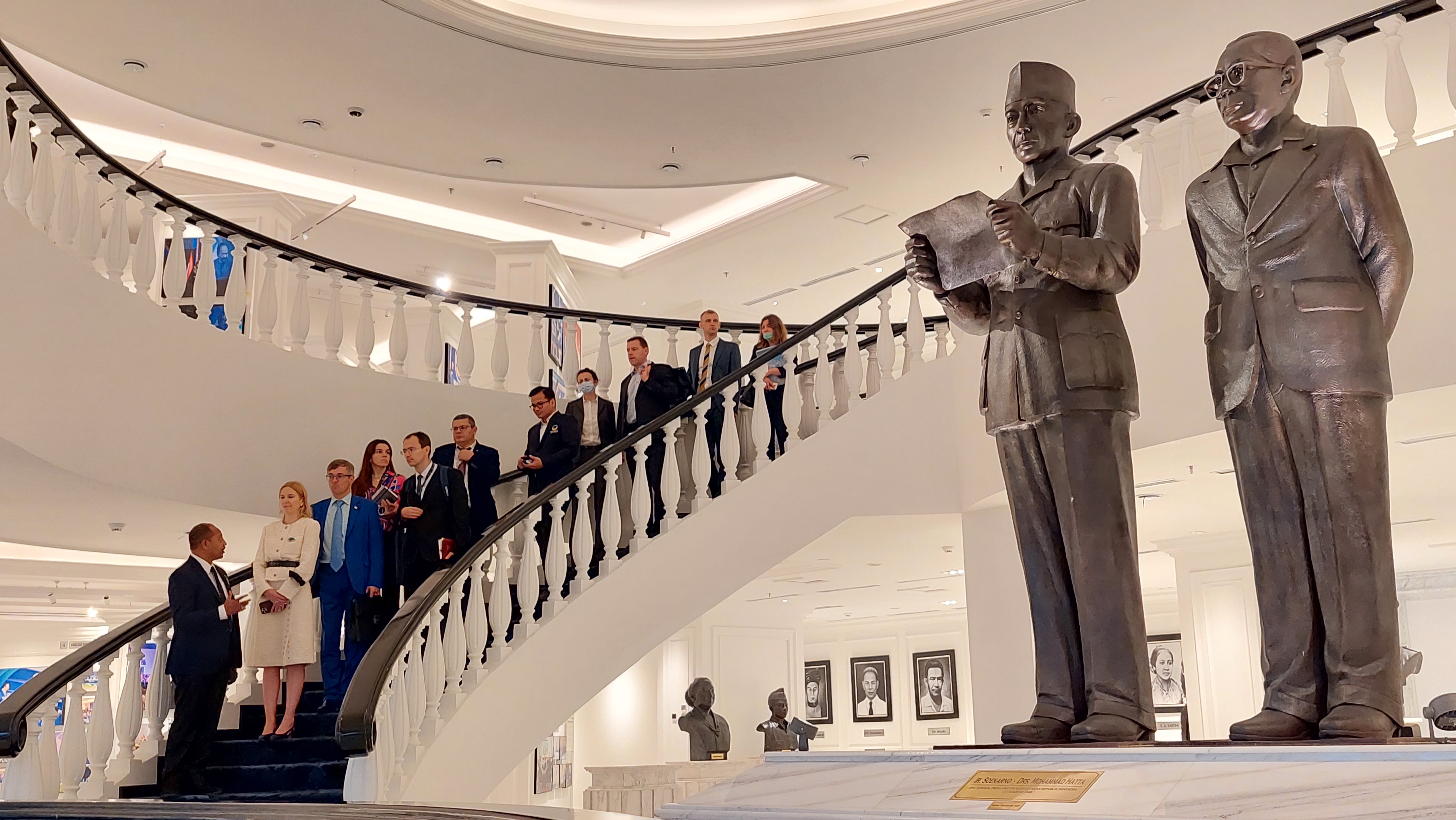 Foto bersama delegasi parlemen ukraina dengan jajaran DPP Partai NasDem.