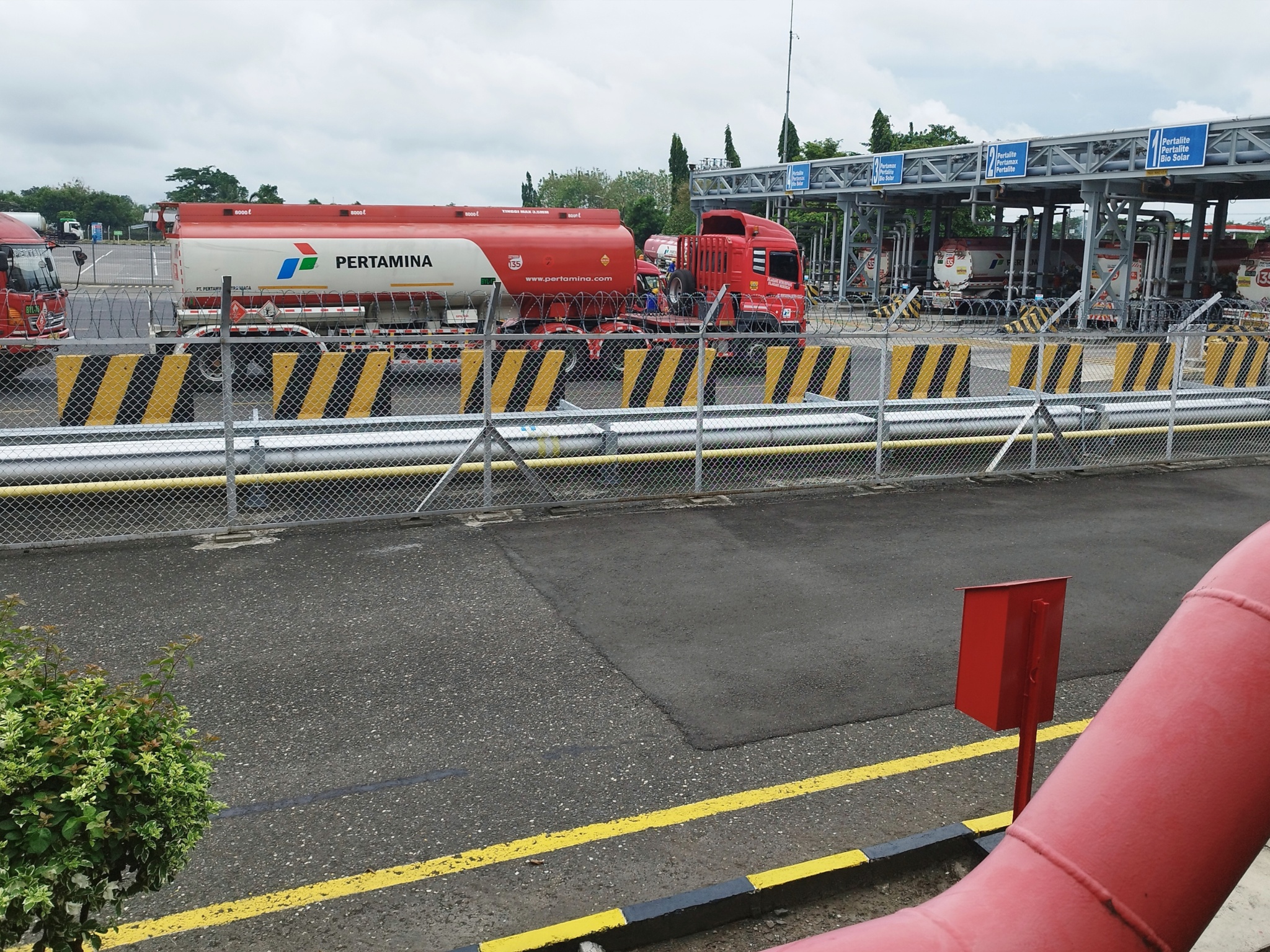 Truk tangki hendak mengisi BBM di Terminal BBM Boyolali, Jawa Tengah 