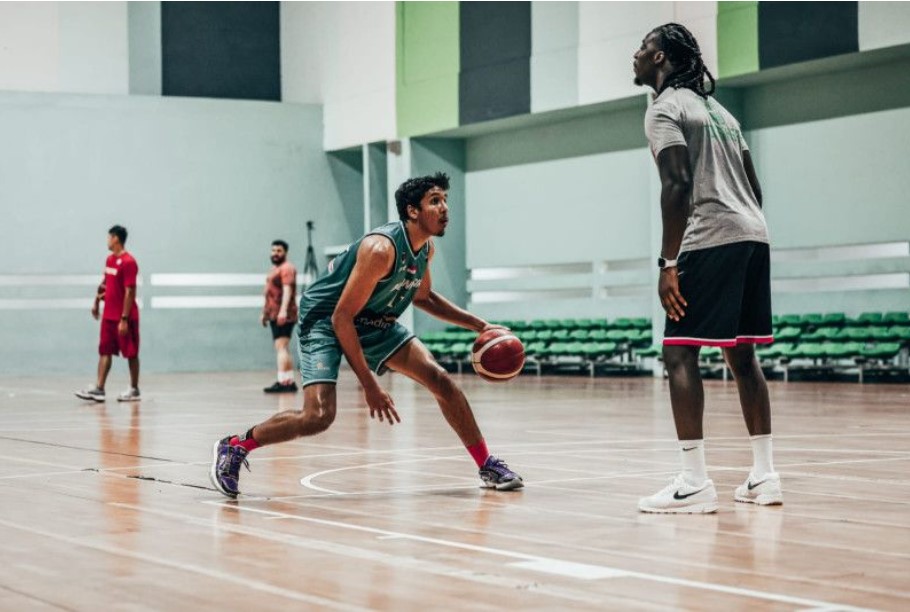 Pemain timnas basket Indonesia Ali Bagir Al Haddar (kiri) saat menjalani latihan di GBK Arena Jakarta.